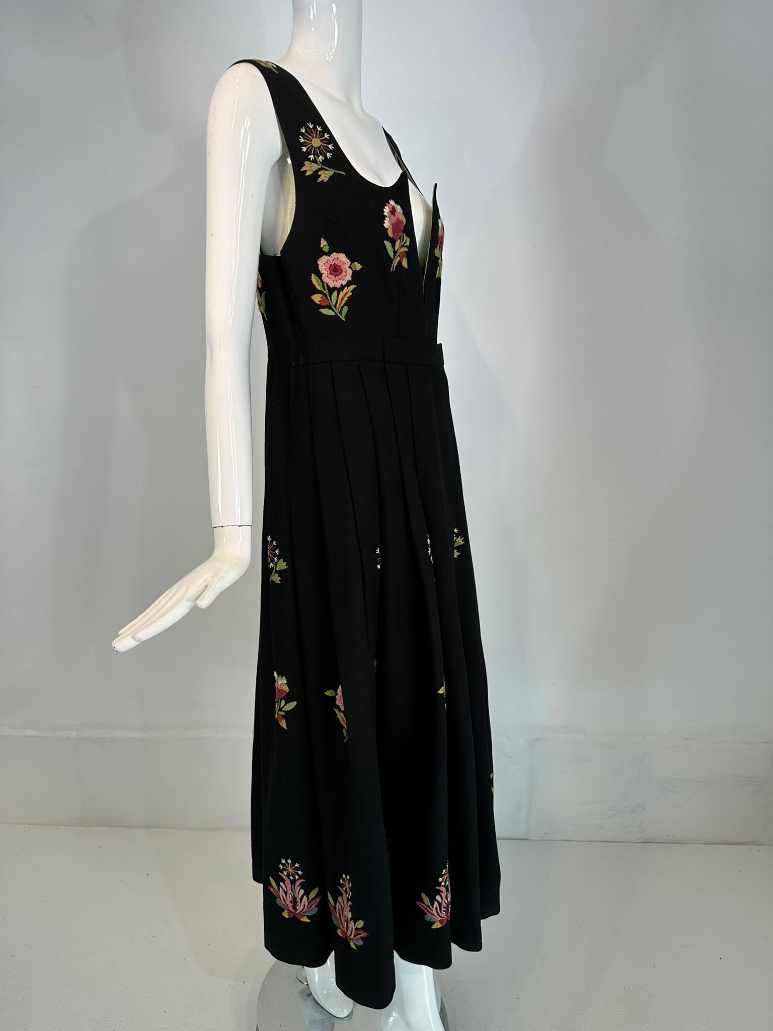 Vintage Norwegian Bunad Handmade Traditional Women's Folk Embroidered Dress (abito ricamato) in vendita 5