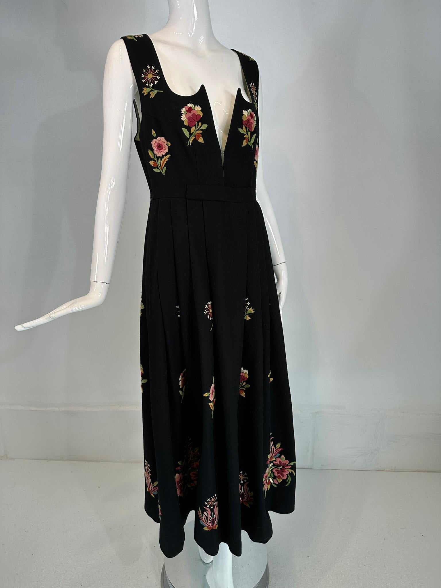Vintage Norwegian Bunad Handmade Traditional Women's Folk Embroidered Dress (abito ricamato) in vendita 6