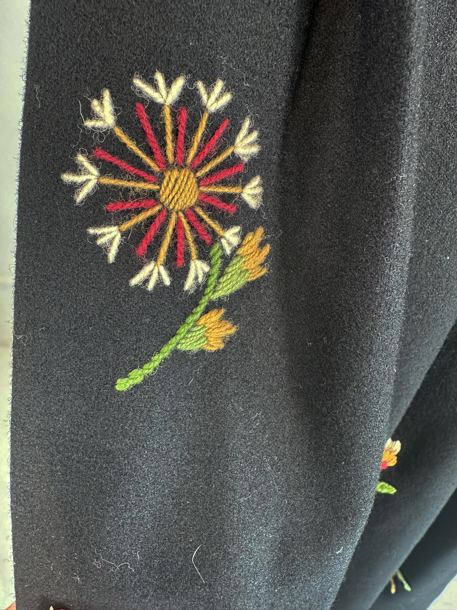Vintage Norwegian Bunad Handmade Traditional Women's Folk Embroidered Dress (abito ricamato) in vendita 9