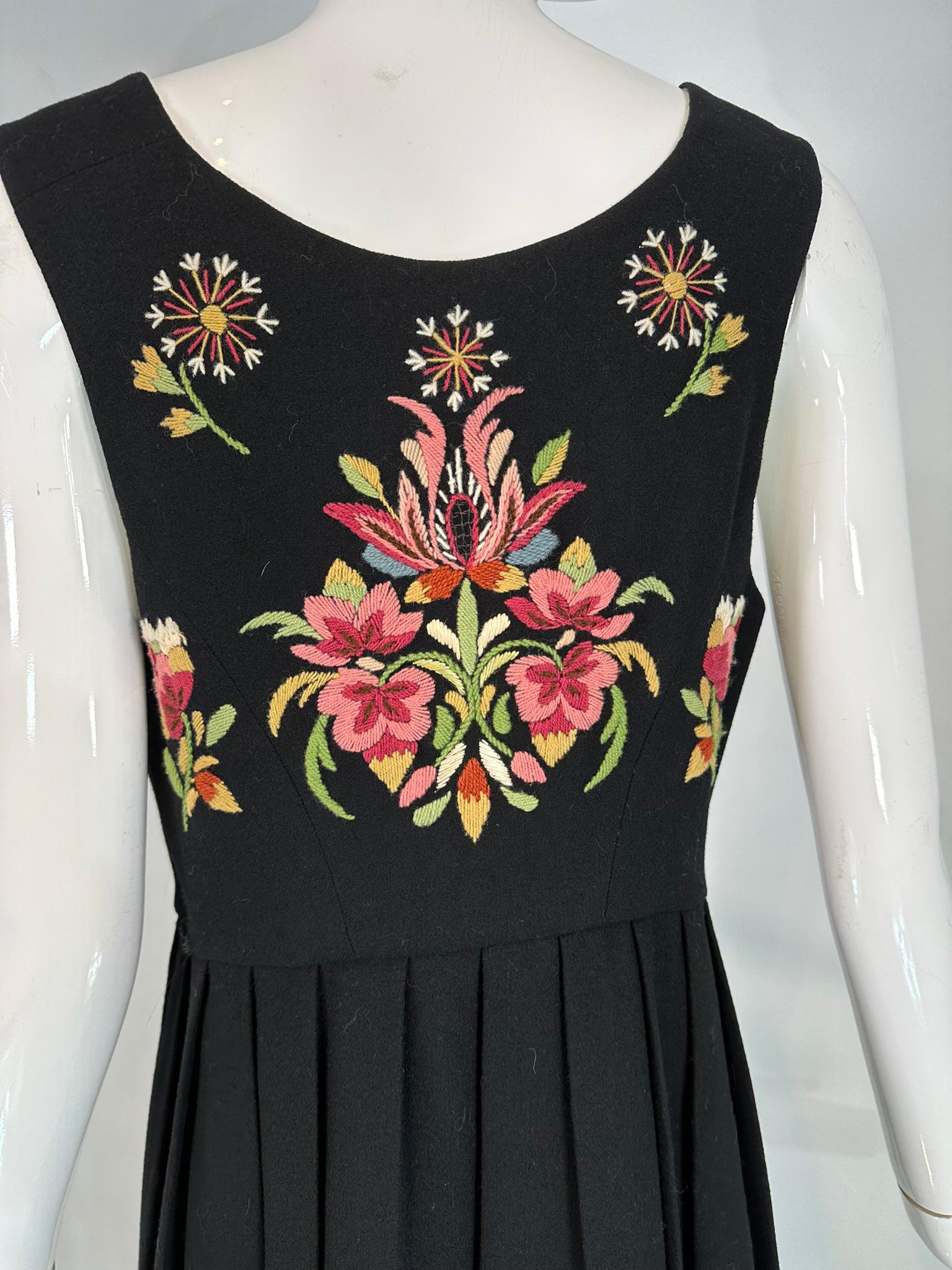 Vintage Norwegian Bunad Handmade Traditional Women's Folk Embroidered Dress (abito ricamato) in vendita 10