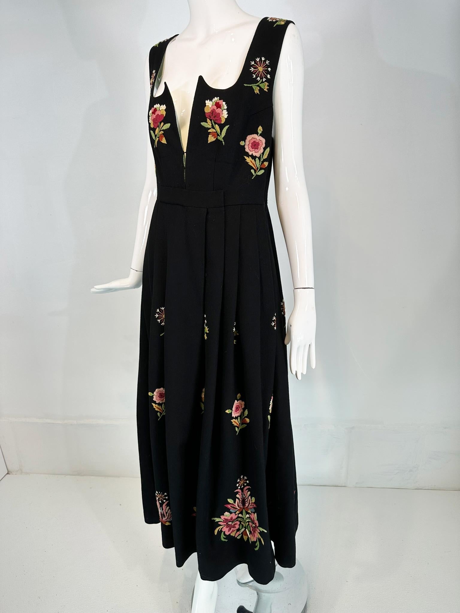 Bunad norvegese d'epoca, abito o maglione in lana ricamato a mano da donna. Il vestito/maglione nero in lana di medio peso è splendidamente ricamato a mano con fiori dai colori vivaci sparsi. Il ricamo viene eseguito con un unico filo di lana. 
Il