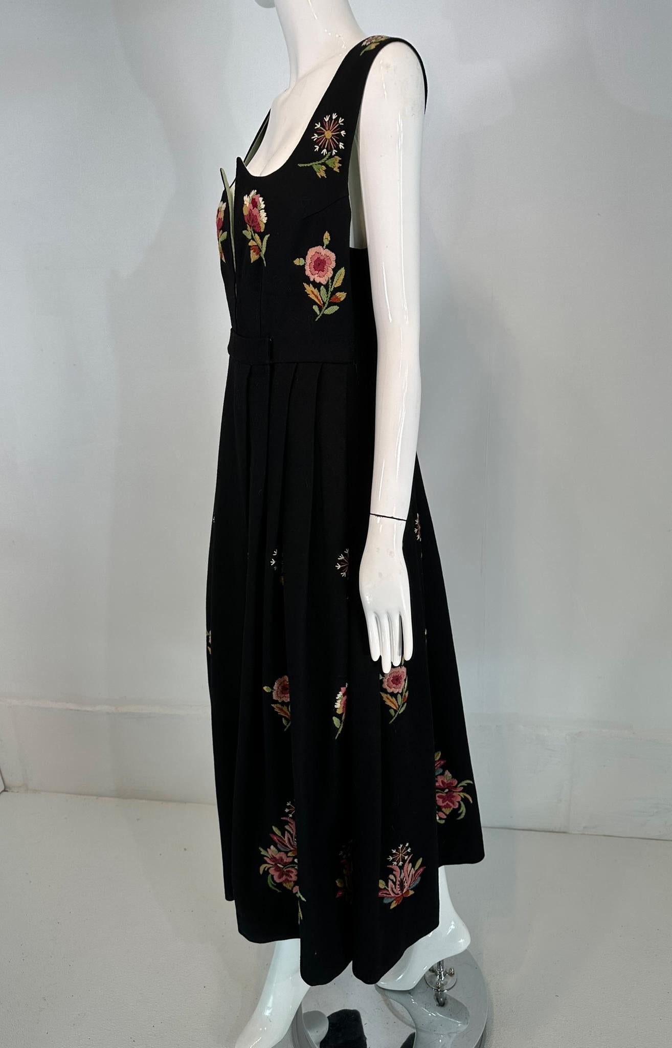 Nero Vintage Norwegian Bunad Handmade Traditional Women's Folk Embroidered Dress (abito ricamato) in vendita