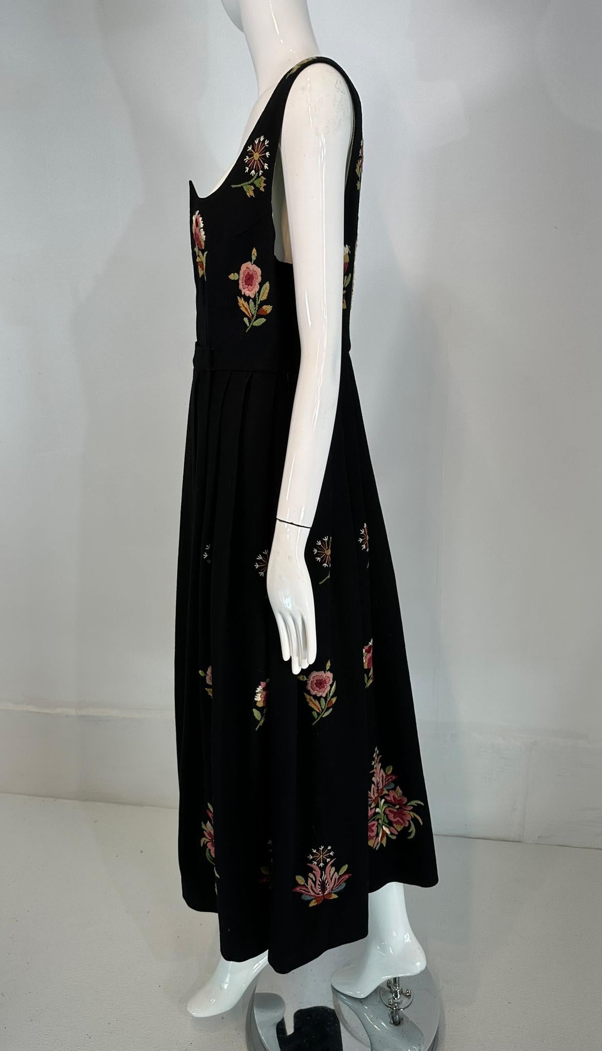 Vintage Norwegian Bunad Handmade Traditional Women's Folk Embroidered Dress (abito ricamato) In condizioni buone in vendita a West Palm Beach, FL