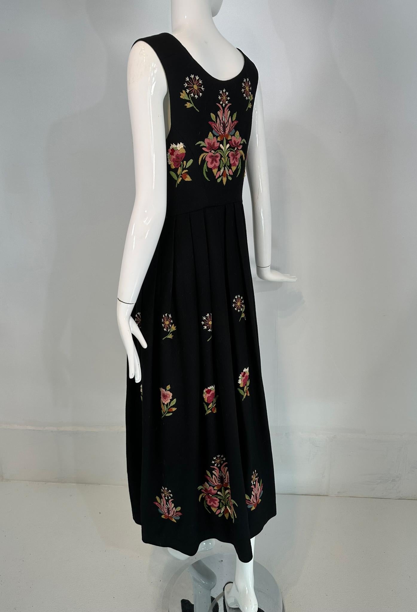 Donna Vintage Norwegian Bunad Handmade Traditional Women's Folk Embroidered Dress (abito ricamato) in vendita