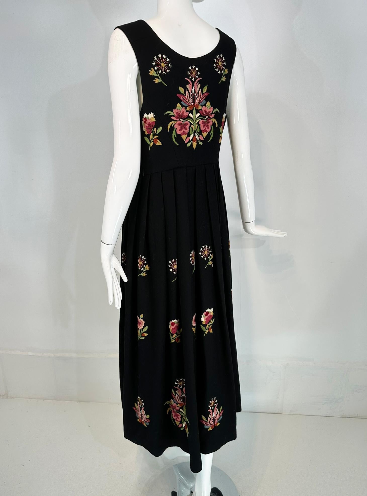 Vintage Norwegian Bunad Handmade Traditional Women's Folk Embroidered Dress (abito ricamato) in vendita 1