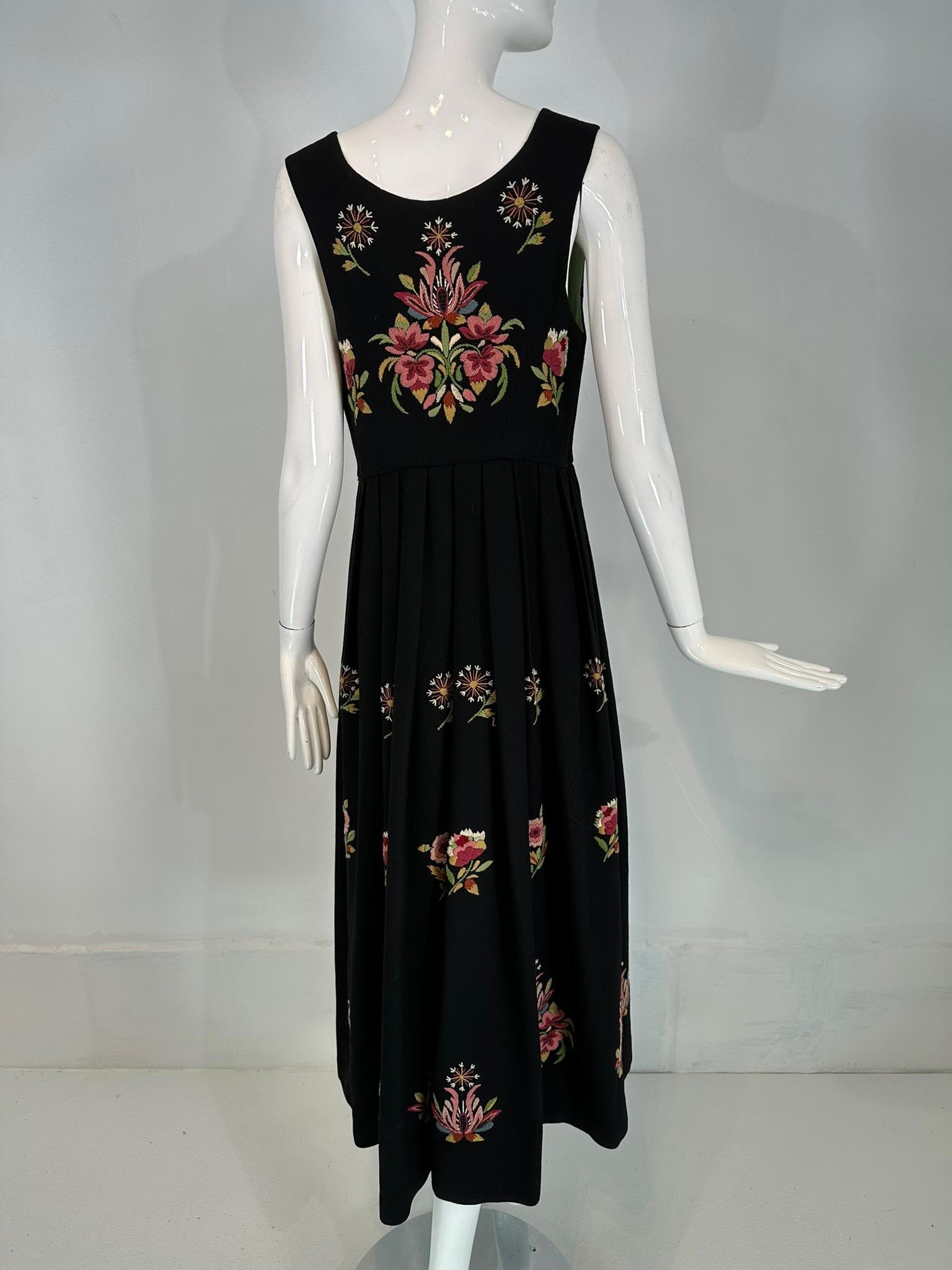 Vintage Norwegian Bunad Handmade Traditional Women's Folk Embroidered Dress (abito ricamato) in vendita 2