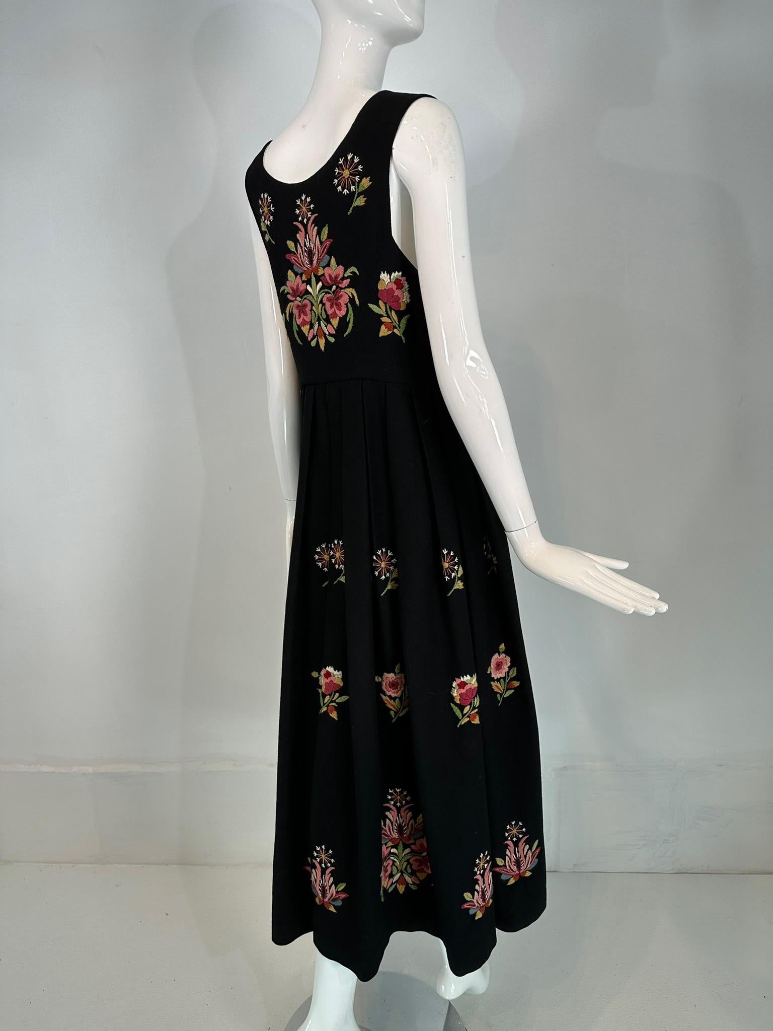 Vintage Norwegian Bunad Handmade Traditional Women's Folk Embroidered Dress (abito ricamato) in vendita 3