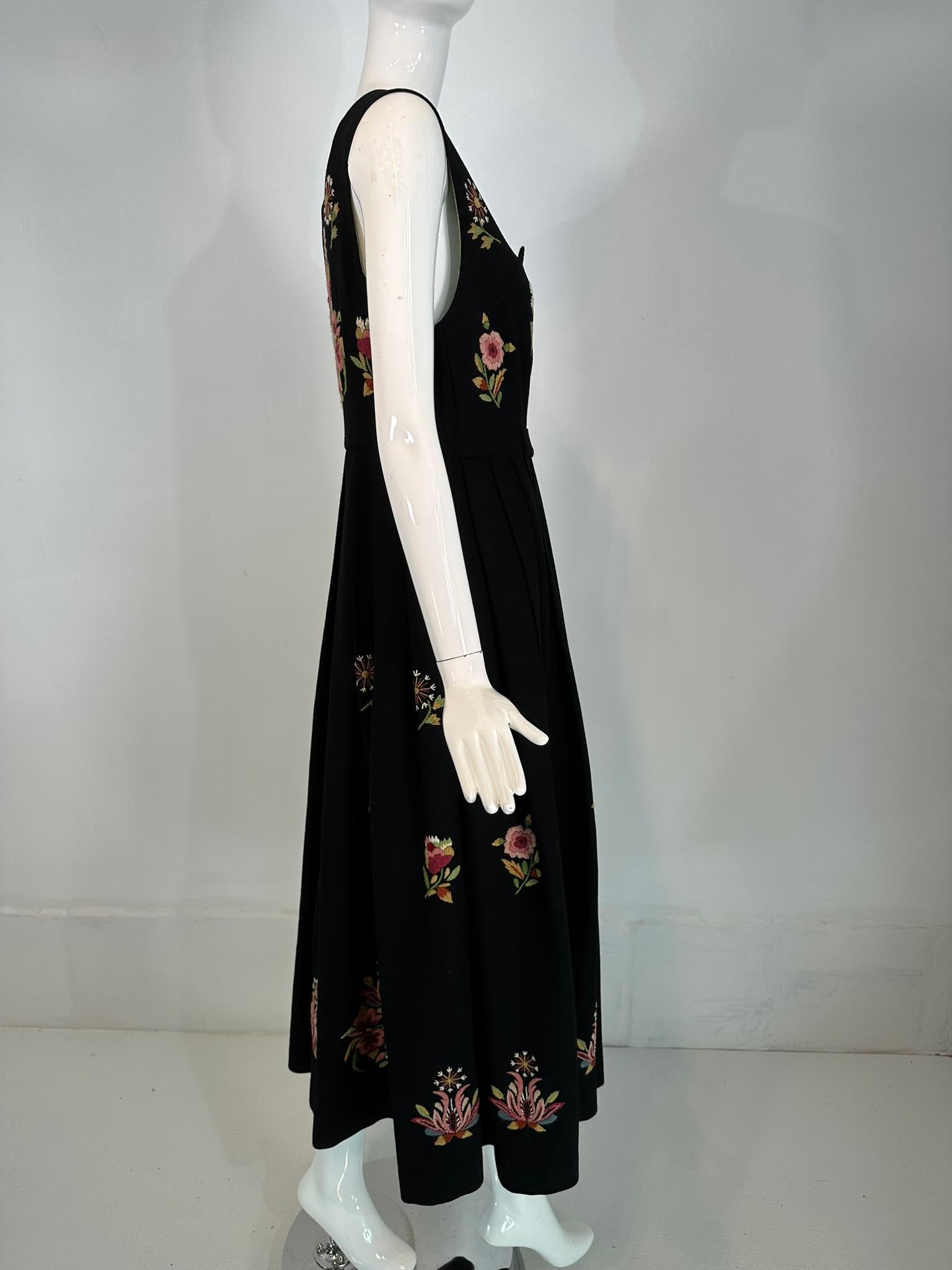 Vintage Norwegian Bunad Handmade Traditional Women's Folk Embroidered Dress (abito ricamato) in vendita 4