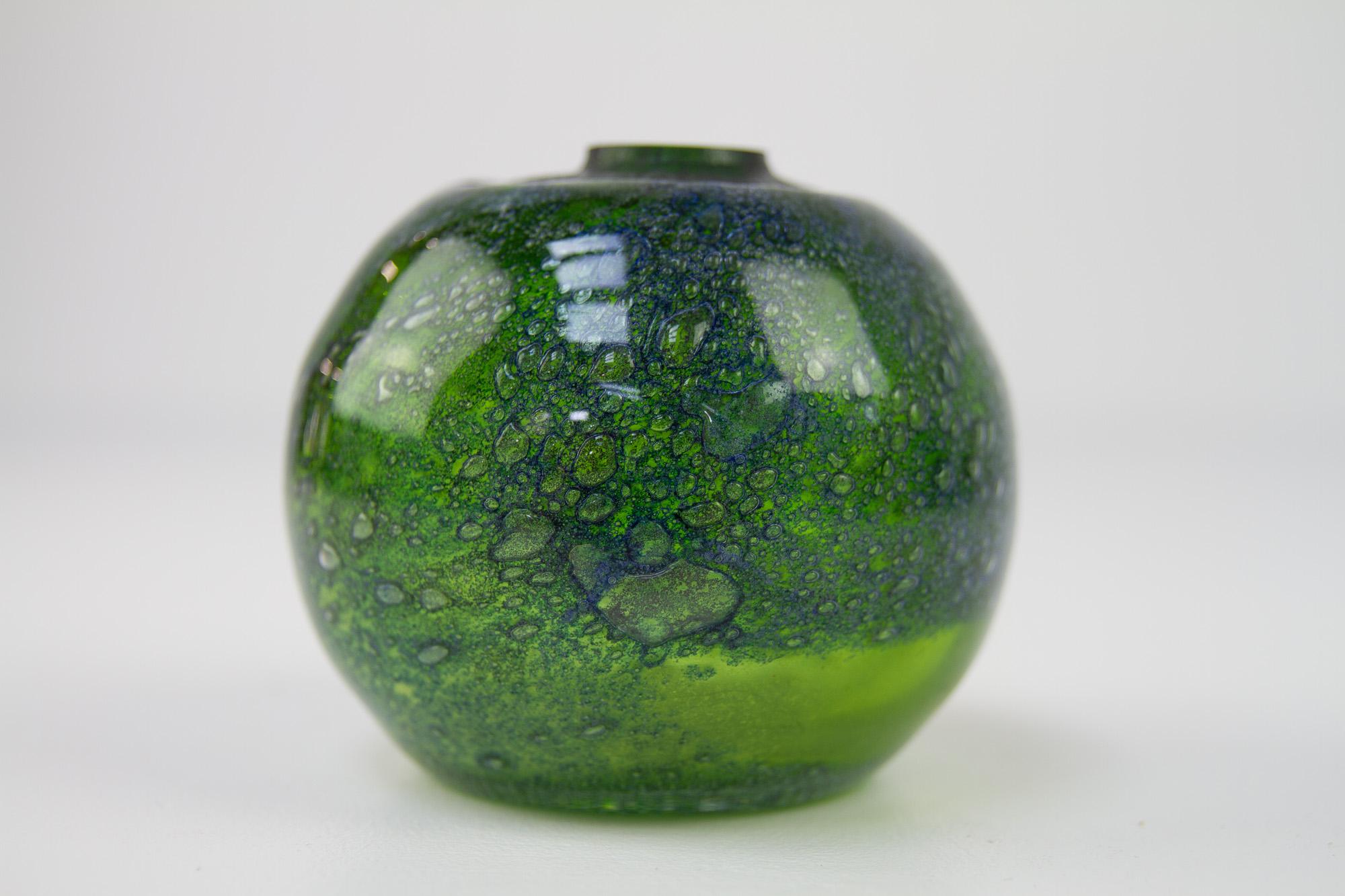 Vase vintage en verre vert norvégien par Benny Motzfeldt, années 1960.
Petit vase rond en verre vert avec bulles d'air contrôlées. Avec son autocollant d'origine : 
