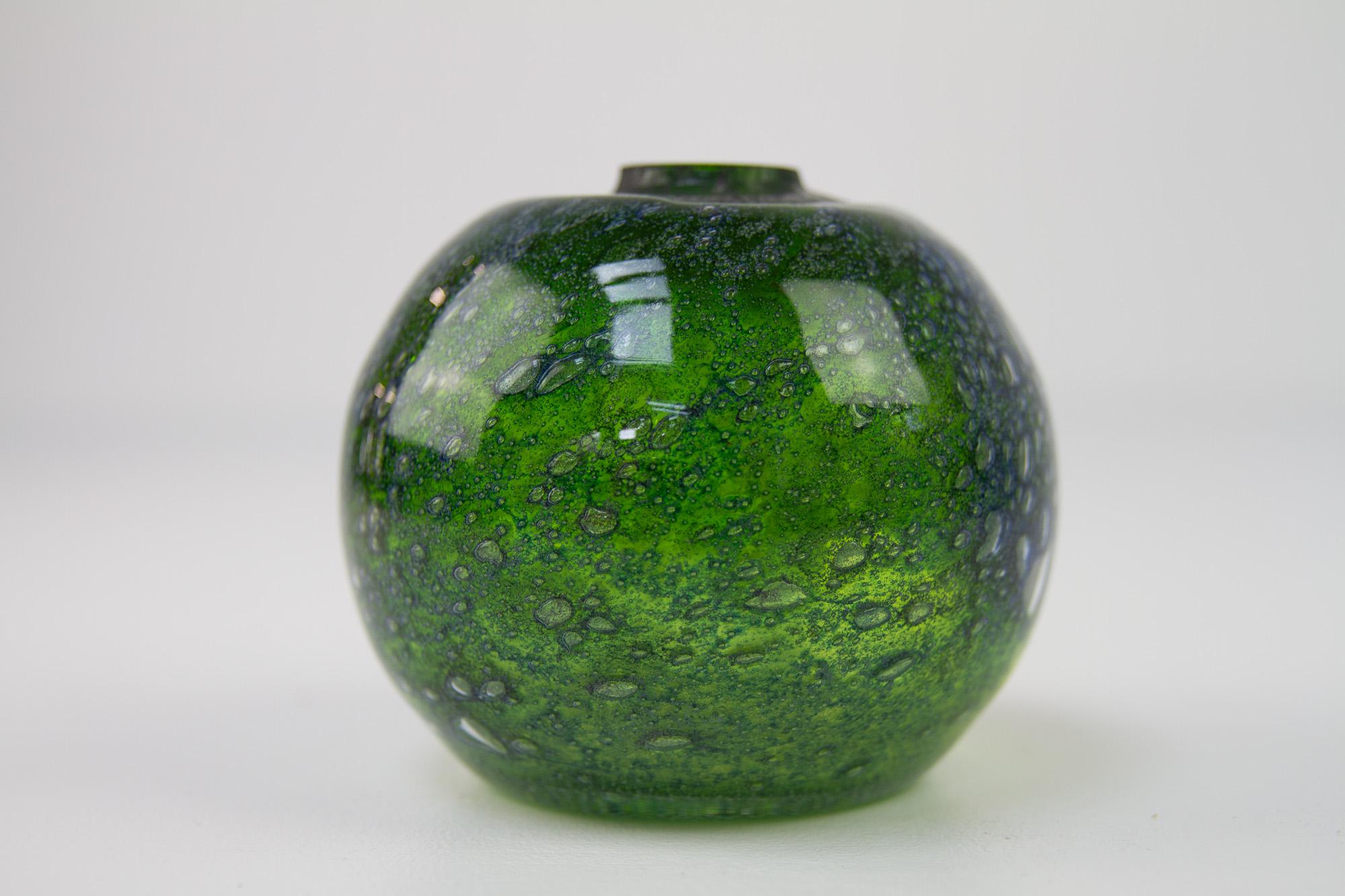 Scandinave moderne Vase en verre vert norvégien vintage de Benny Motzfeldt, années 1960. en vente
