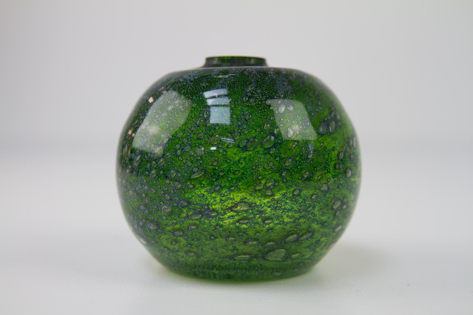 Vintage Norwegian Green Glass Vase by Benny Motzfeldt, 1960s. In Good Condition For Sale In Asaa, DK