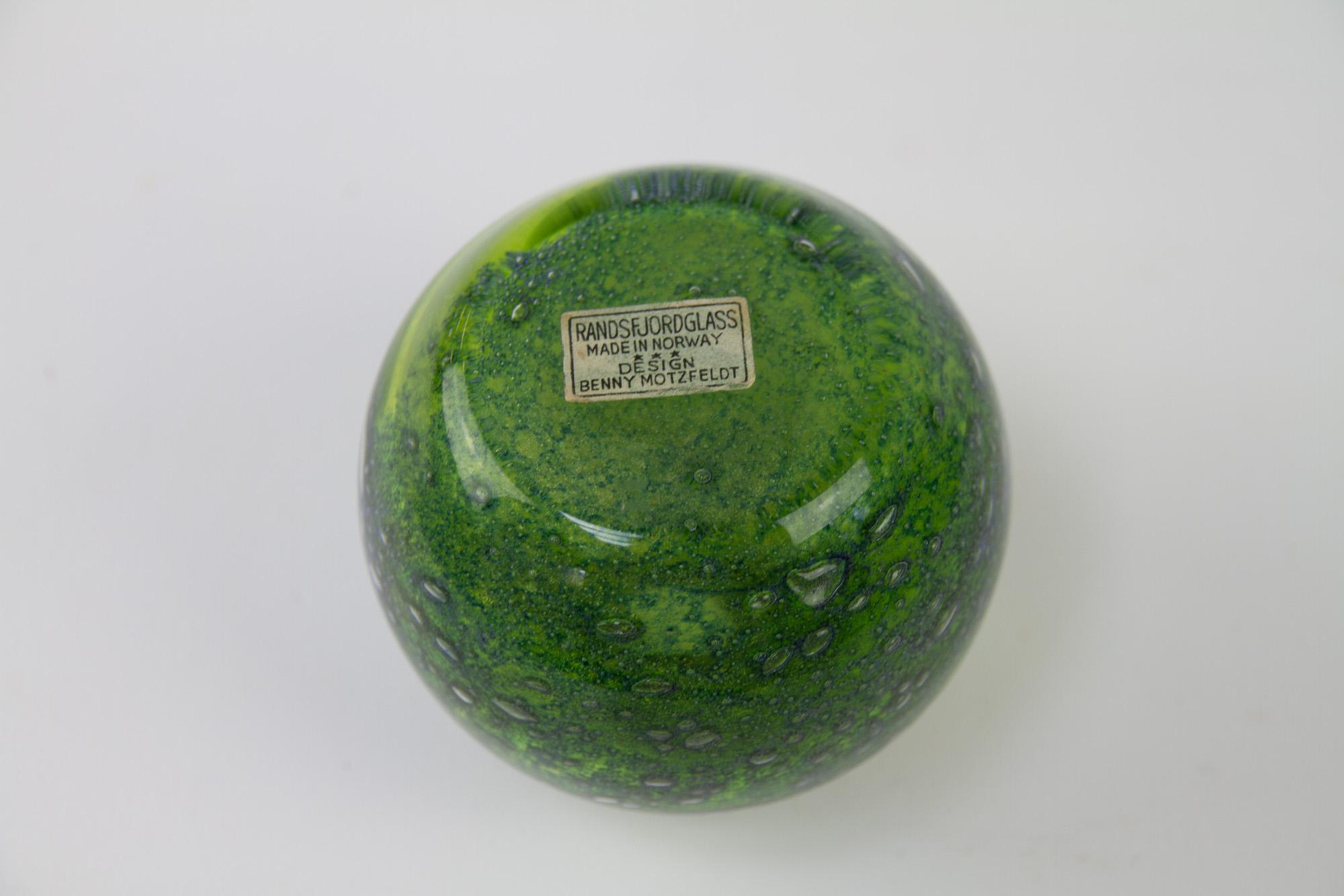 Milieu du XXe siècle Vase en verre vert norvégien vintage de Benny Motzfeldt, années 1960. en vente