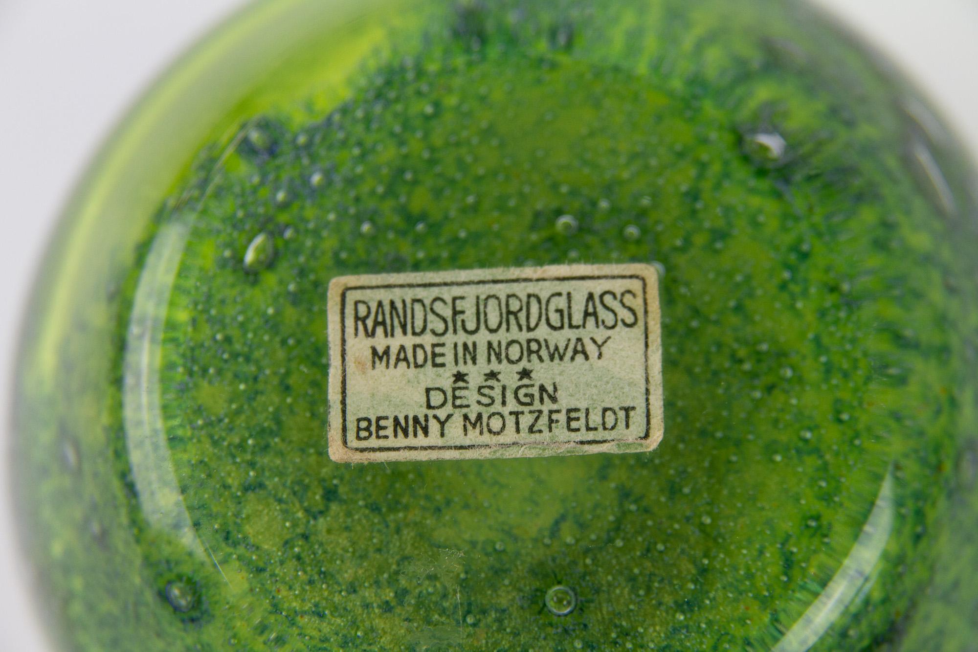 Verre brun Vase en verre vert norvégien vintage de Benny Motzfeldt, années 1960. en vente