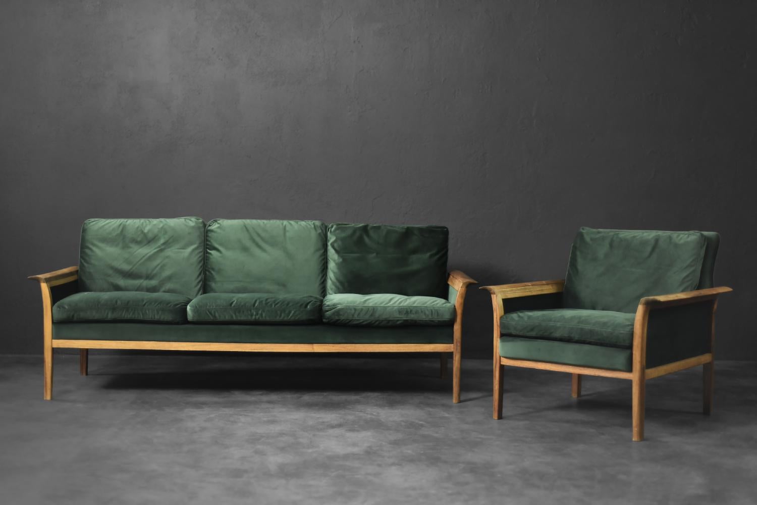Cet élégant ensemble de salon composé d'un canapé trois places et d'un fauteuil a été conçu par Knut Sæter pour le célèbre fabricant norvégien Vatne Møbler dans les années 1960. Il présente des lignes géométriques exceptionnellement épurées -