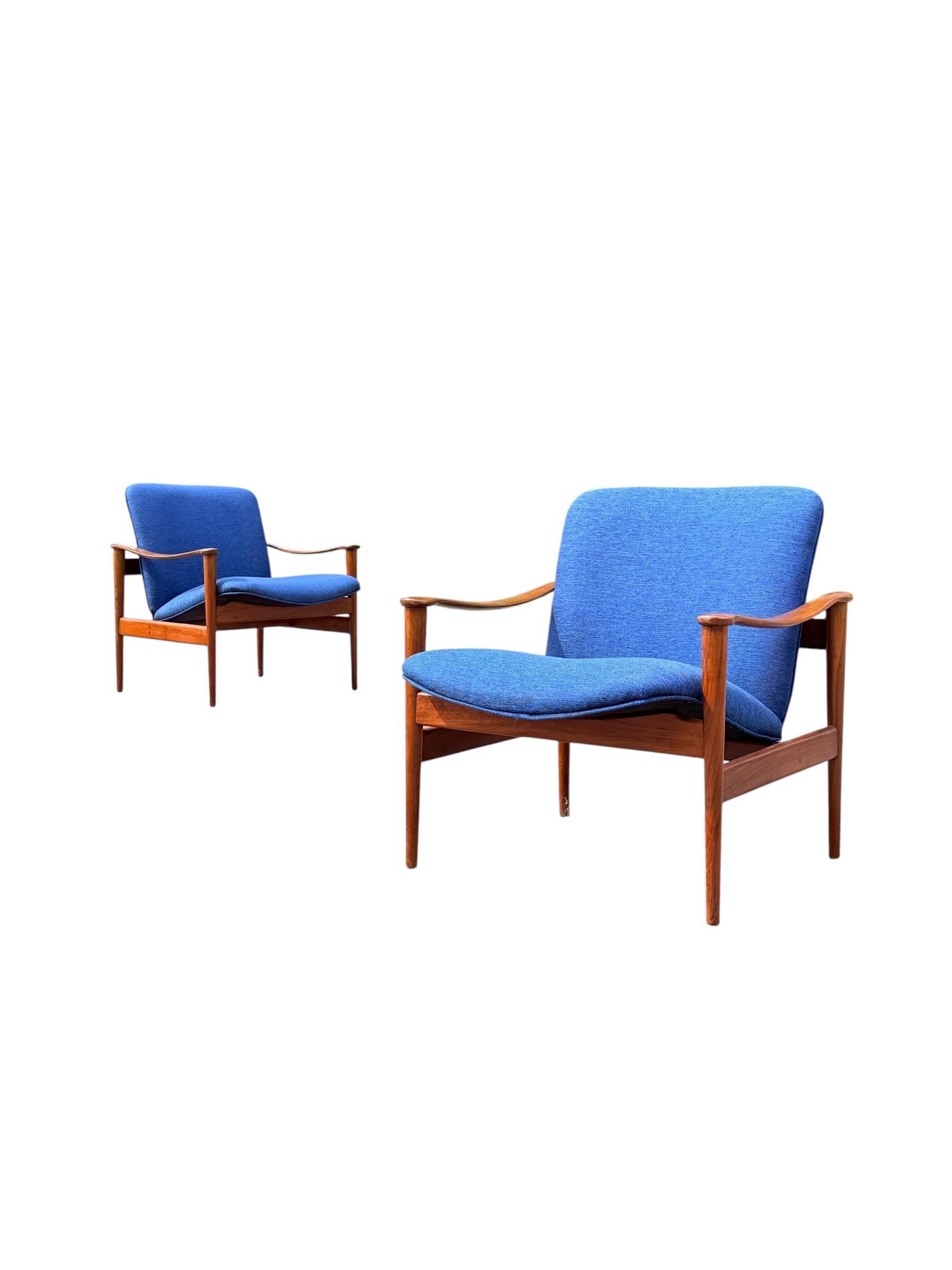 Ein stilvolles Paar moderner Loungesessel aus der Mitte des Jahrhunderts, entworfen von Fredrik Kayser für Vatne Møbler in Norwegen, ca. 1960er Jahre. Die skulpturalen Teakholzrahmen haben sanft geschwungene Arme und klare Linien, die für die