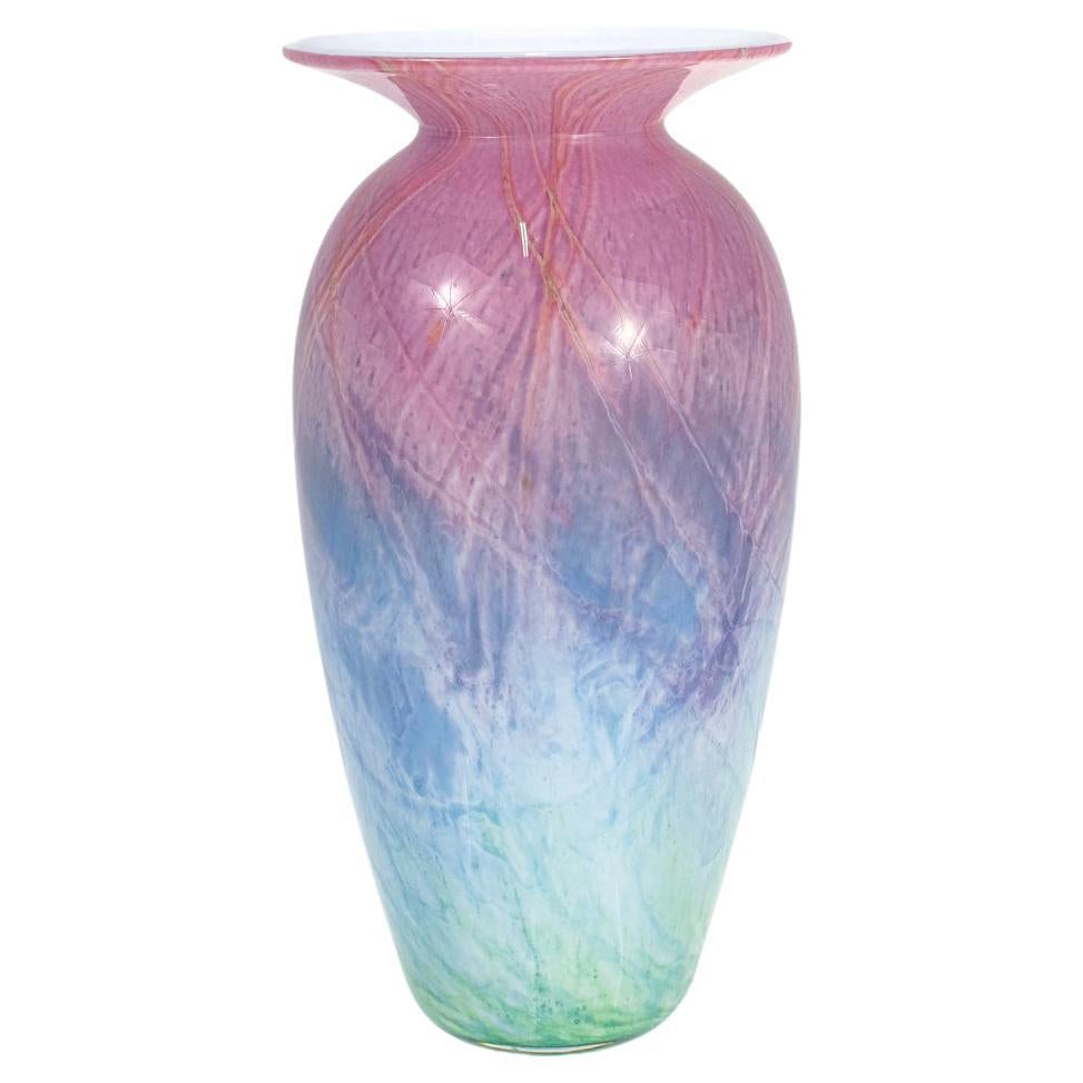 Vase en verre d'art californien. 

Par David Lindsay pour le Nourot Glass Studio.

Dans les tons rose, vert, bleu et blanc.

Daté de 1988. 

Il s'agit tout simplement d'un excellent exemple de l'un des grands noms de la Californie !

Date
