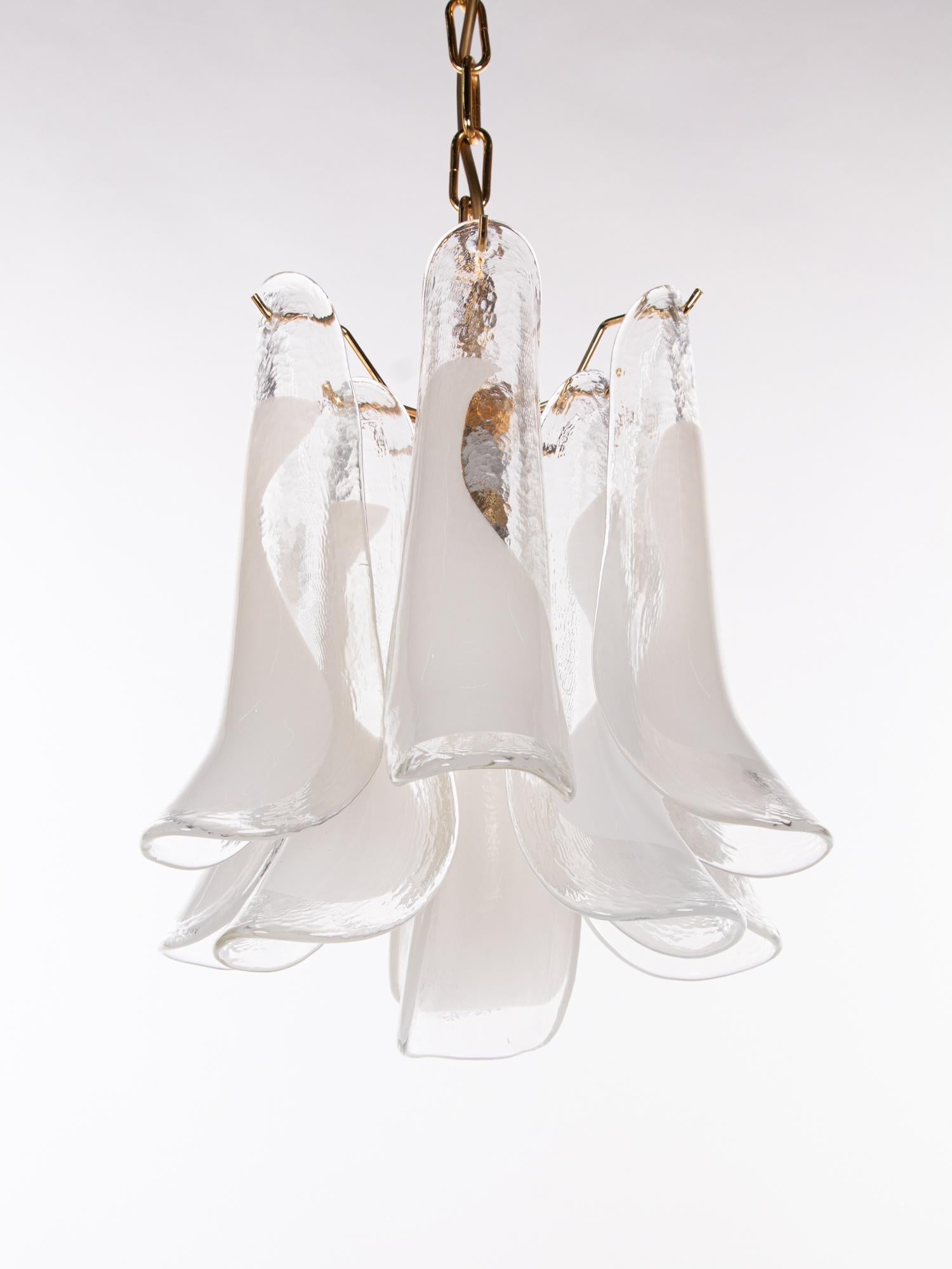 Elégant lustre vintage avec des pétales en verre de Murano soufflé à la main, teinté clair et blanc, sur un cadre plaqué or. Fabriqué en Italie. 

Fabricant : Novaresi. 
Mesures : dm 12.6