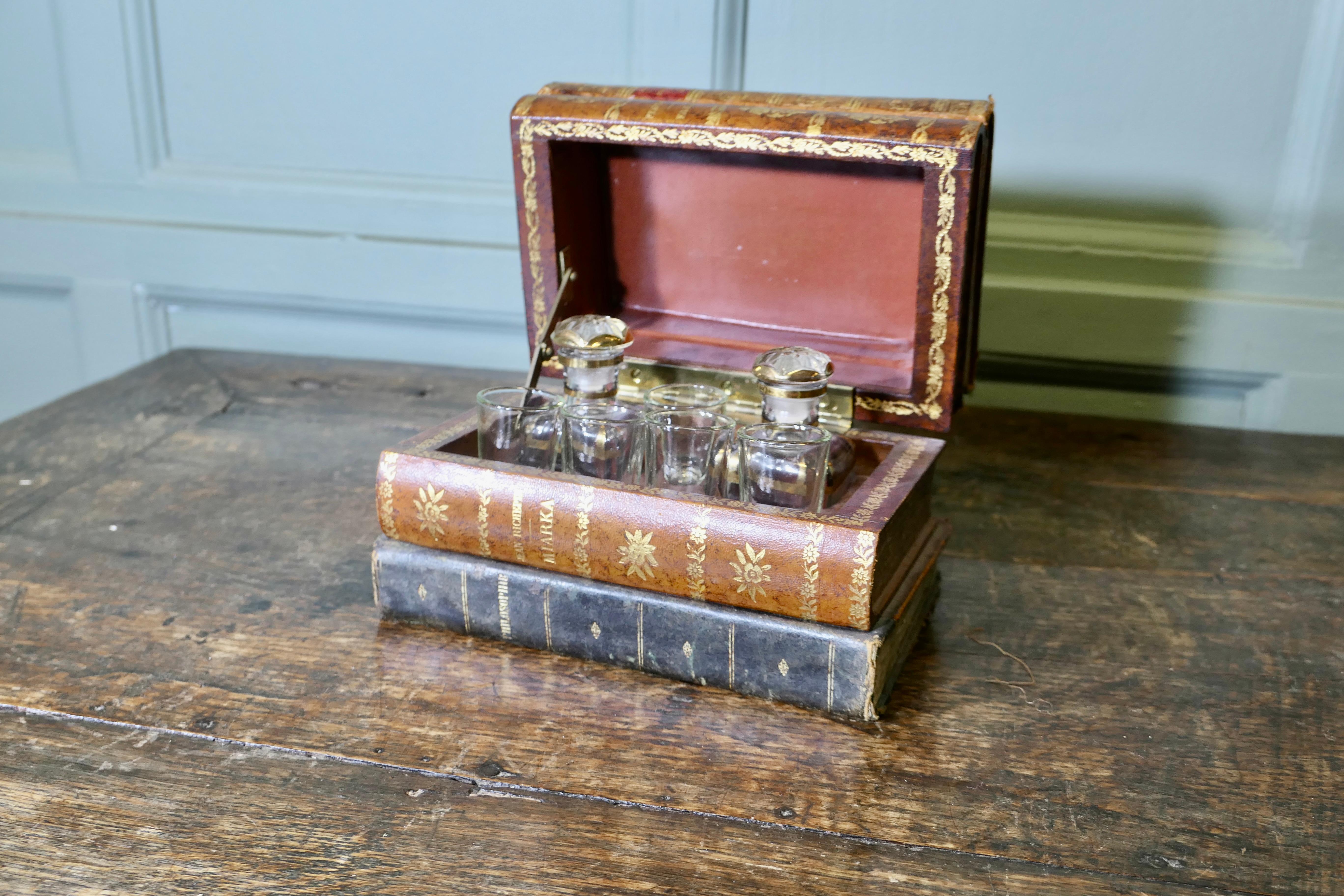 
Cave de Liqueur d'epoca in ceramica trompe-l'oeil

Questo è un meraviglioso pezzo di artigianato francese, il contenitore è realizzato con libri in pelle, all'interno abbiamo una grotta completa di 2 decanter e 6 bicchieri da liquore, questi sono