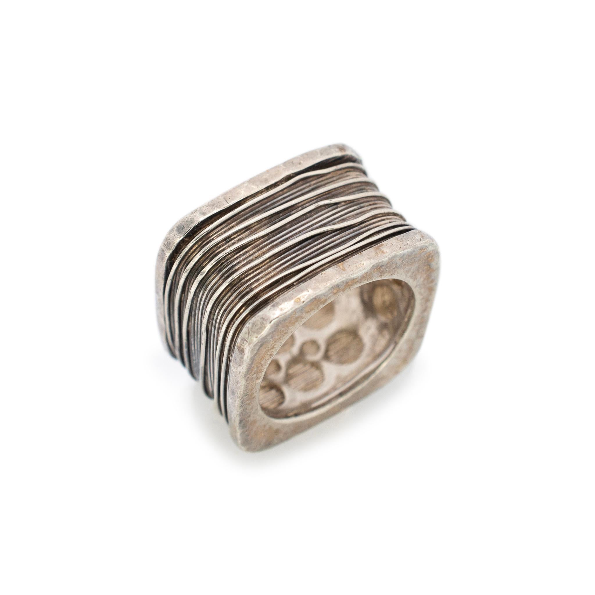 Geschlecht: Damen

Metall Typ: 925 Sterling Silber

Größe: 7

Schaftbreite: 14,20 mm

Gewicht: 17,10 Gramm

Damenband aus strukturiertem Silber im Vintage-Stil mit weichem, quadratischem Schaft. Graviert mit 