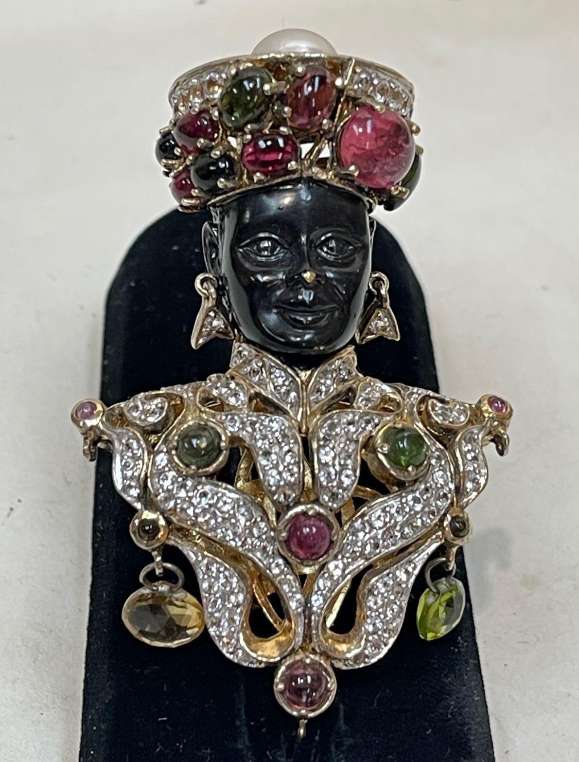 Einfach schön! Fein detaillierte 3-dimensionale Vintage-Designer-Brosche mit Rubinen, Perlen und Amethysten des nubischen Prinzen. Sicherlich Hand mit Multi Edelsteine gesetzt und und mit Diamante Kristalle mit einem  Perle im Kopfschmuck. Kunstvoll
