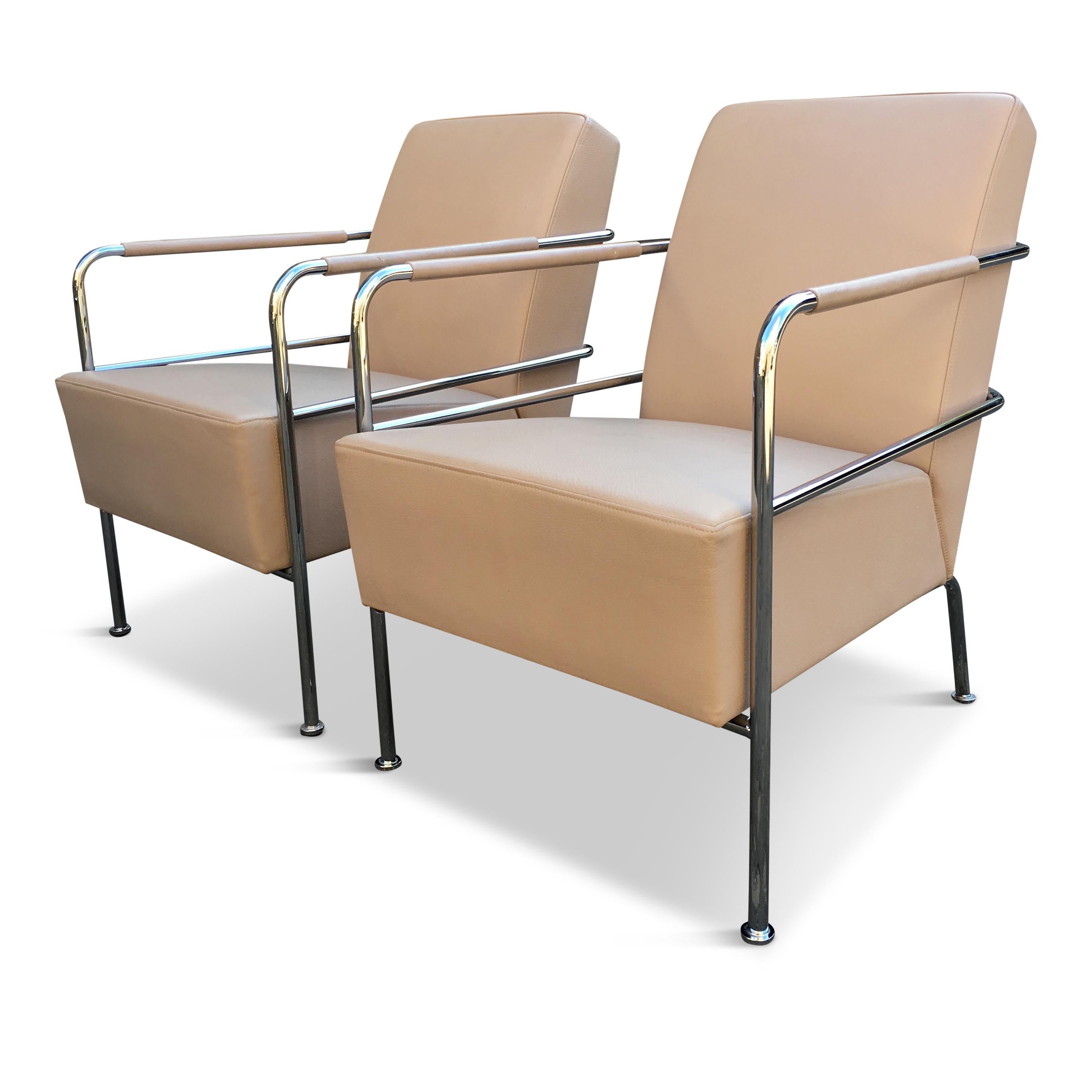Gunilla Allard designed the Cinema series for the company Lammhults in 1994. The old sports cars have inspired her for the collection’s details – chrome, stitches and high-quality genuine leather.

This set consists of two-seat sofa and two easy