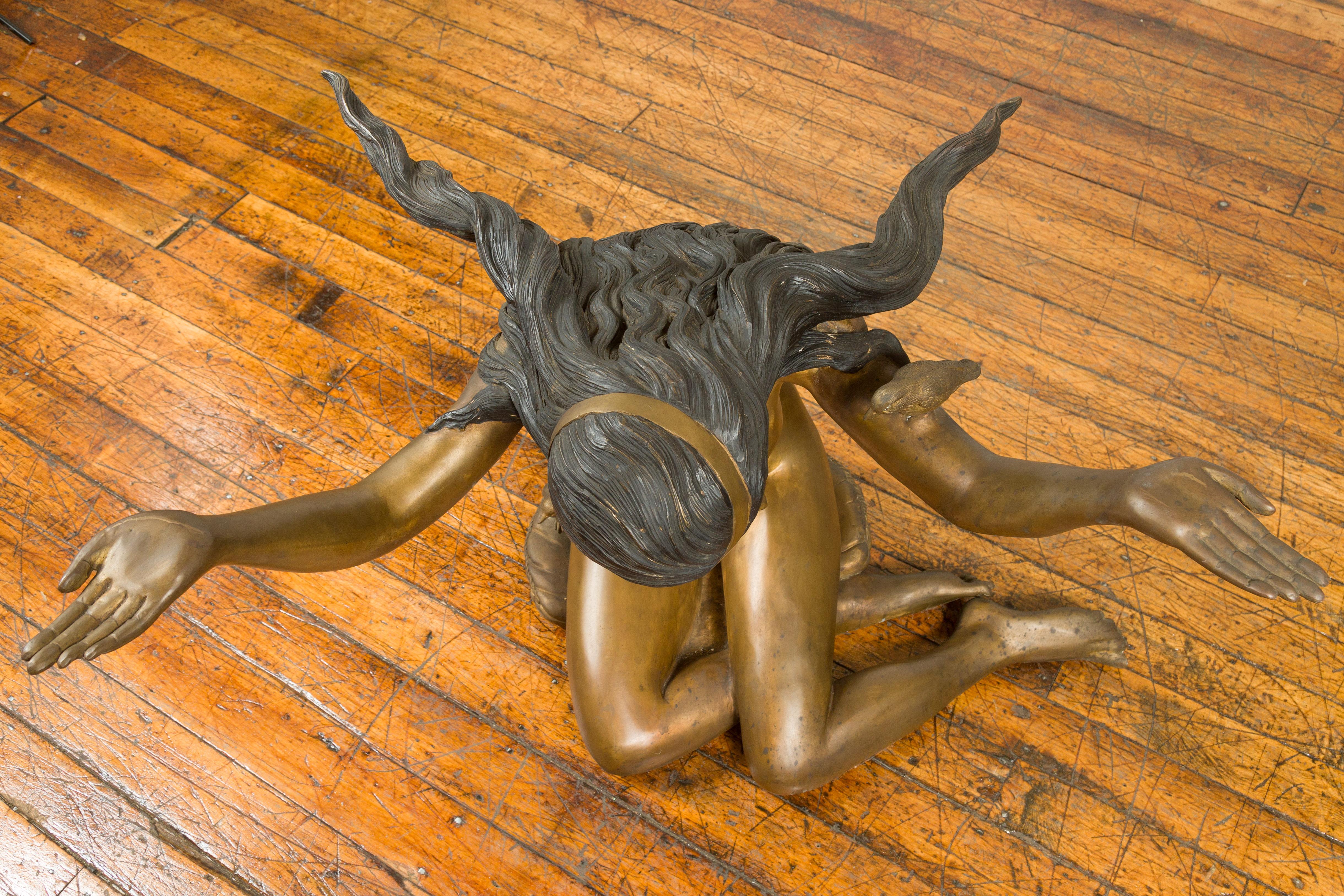 20ième siècle Table basse vintage en bronze coulé à la cire perdue Femme nue avec patine d'or en vente