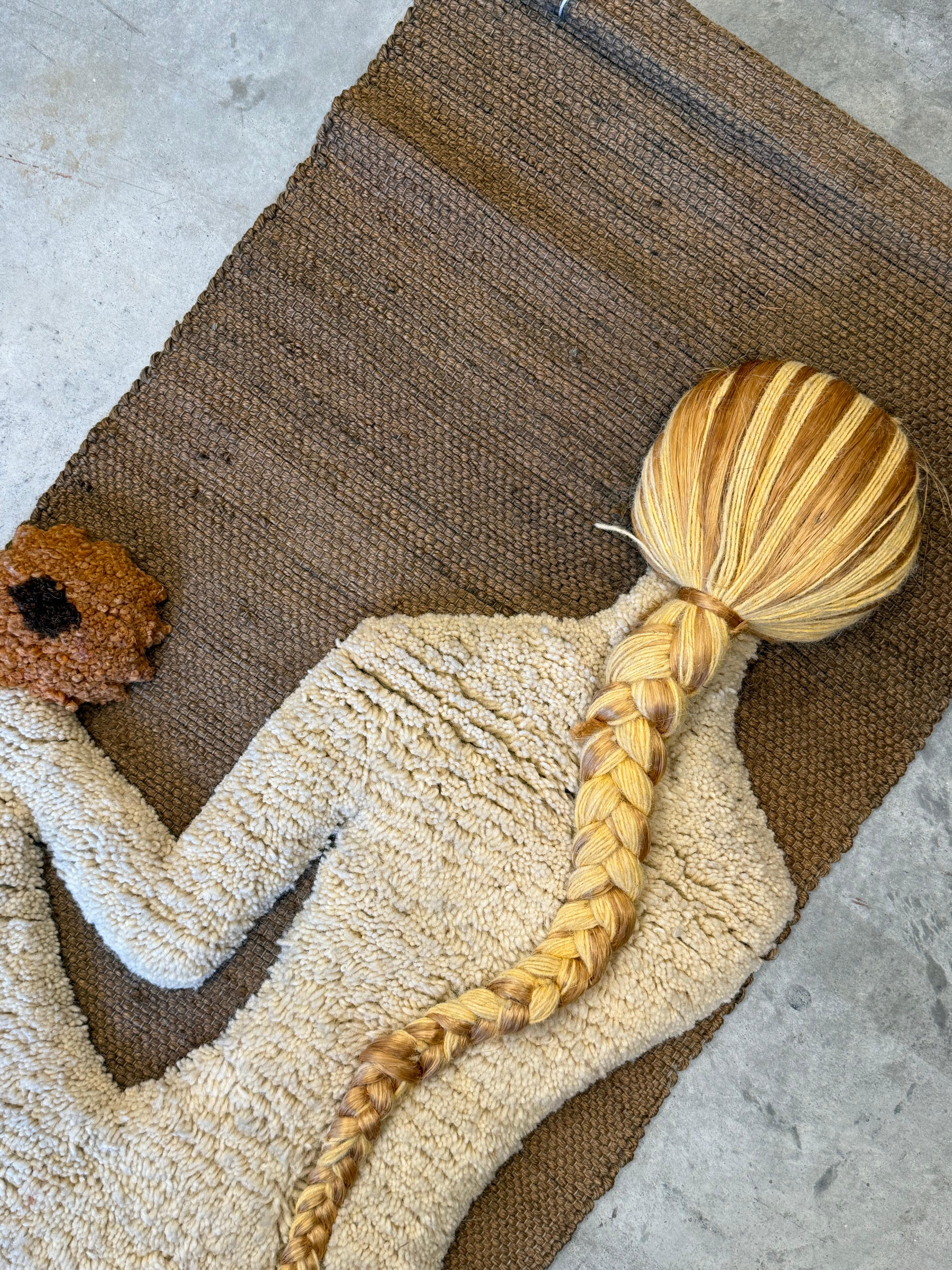 Vintage-Textil-Wandkunst, die eine nackte Frau mit dem Rücken zugewandt darstellt. Entworfen von dem Textilkünstler Don Freedman aus der Mitte des Jahrhunderts, ca. 1970er Jahre. Originale Herstellermarkenverzierung und Etikett vorhanden und intakt.