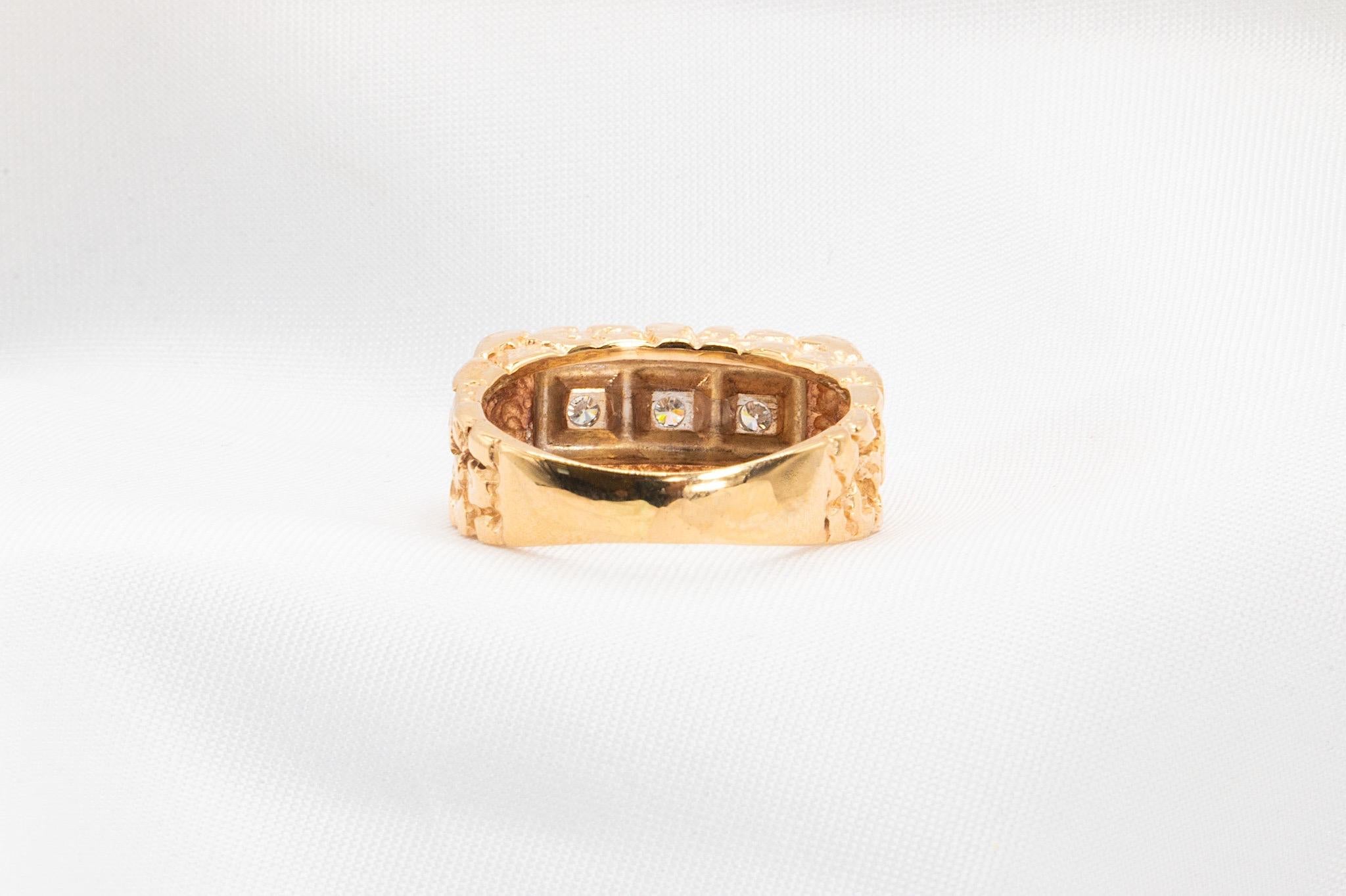 Round Cut Vintage Nugget-Style 3-Stone Diamond Band in 14K Gold For Sale