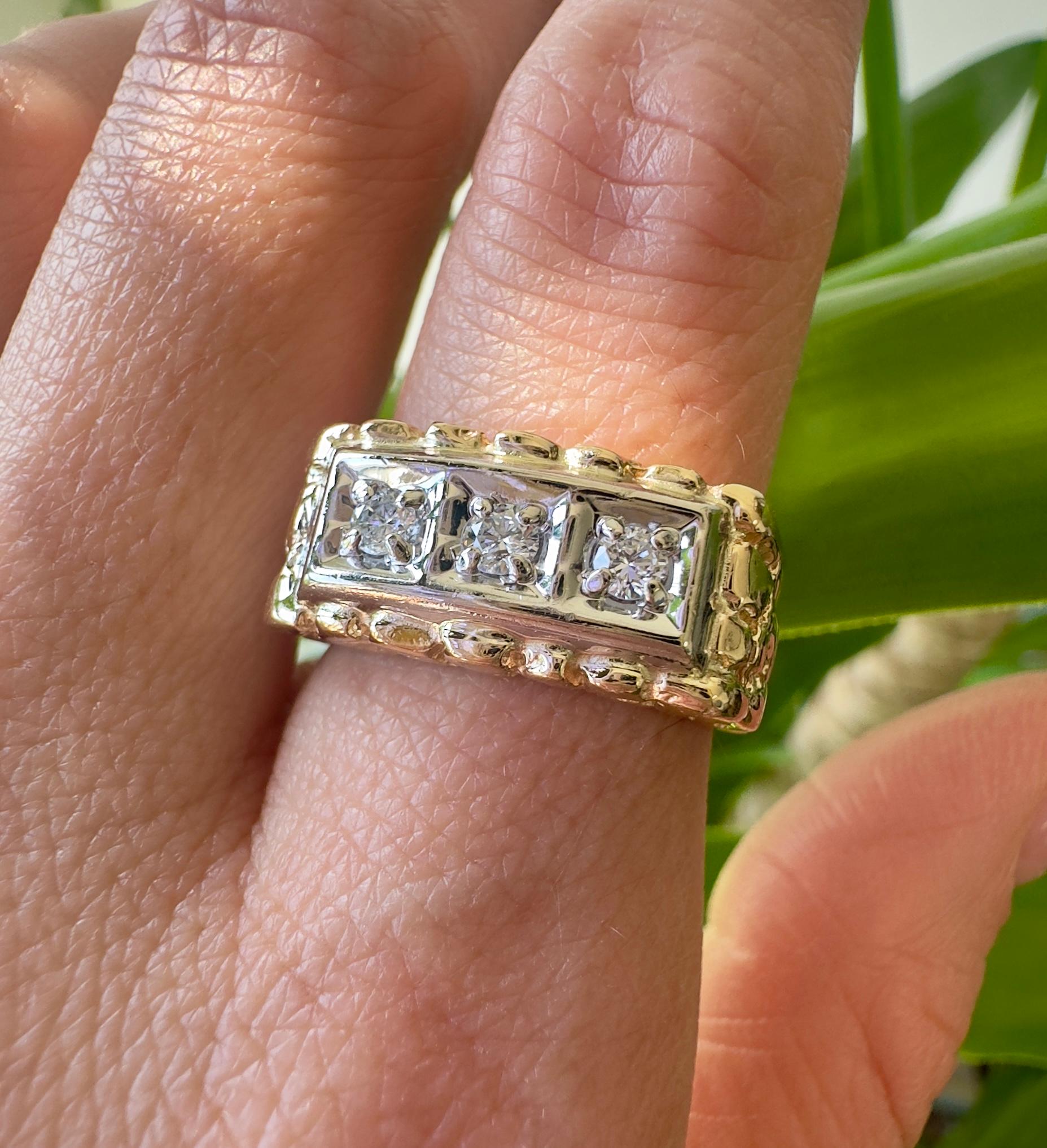Vintage Nugget-Style 3-Stone Diamond Band in 14K Gold In Good Condition For Sale In Houston, TX