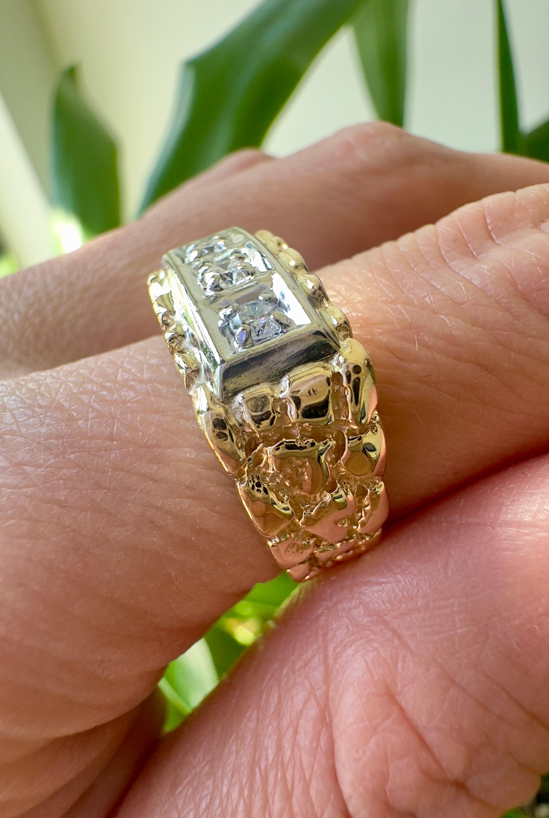 Vintage Nugget-Style 3-Stone Diamond Band in 14K Gold For Sale 1