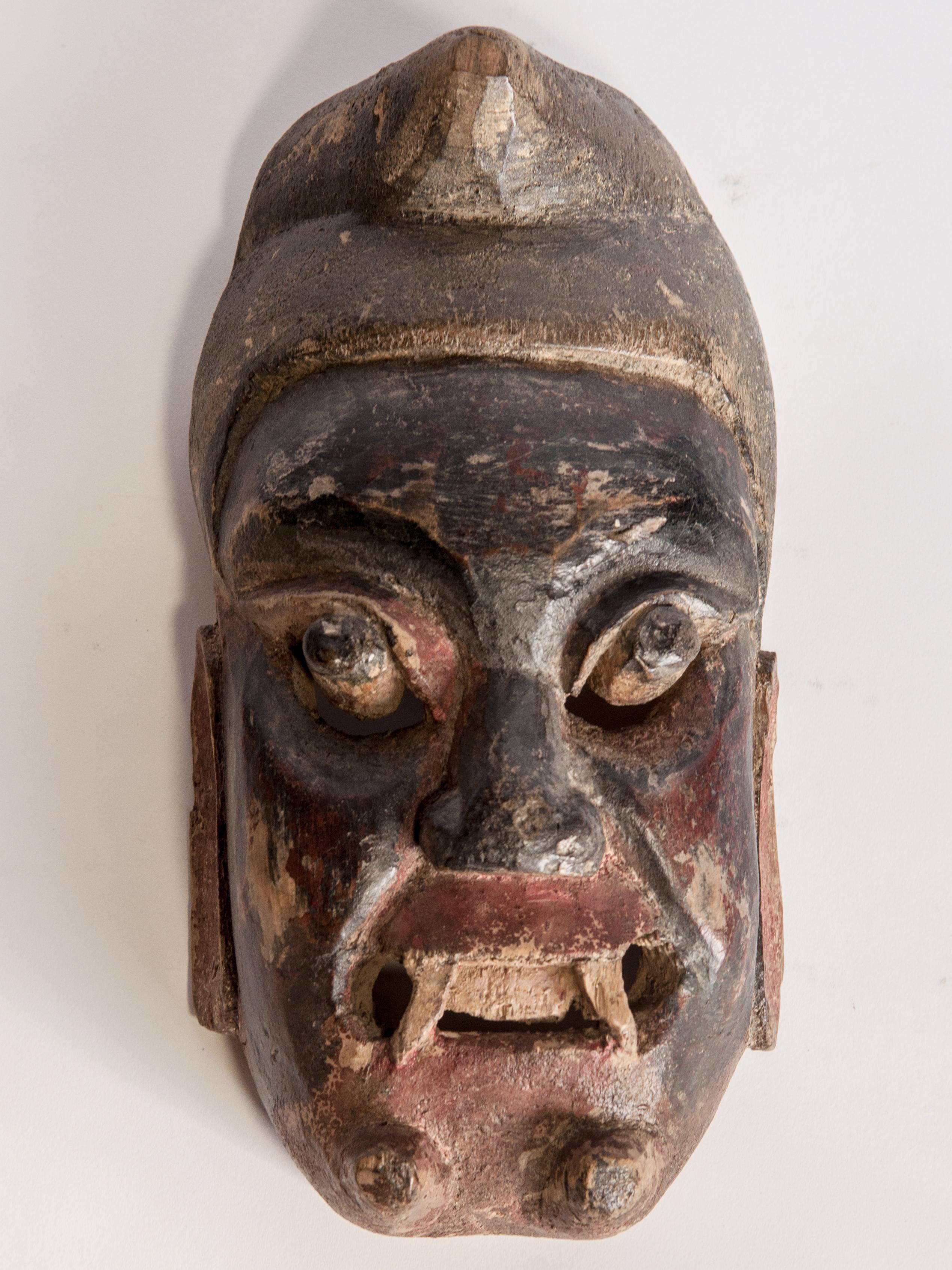Masque de théâtre ou de cérémonie Nuo vintage de Guizhou, Chine du Sud, milieu du 20e siècle.
Le Nuo désigne littéralement une sorte d'exorcisme, ou le fait de chasser les esprits. Des pièces de théâtre et de danse Nuo ont été jouées le quatrième