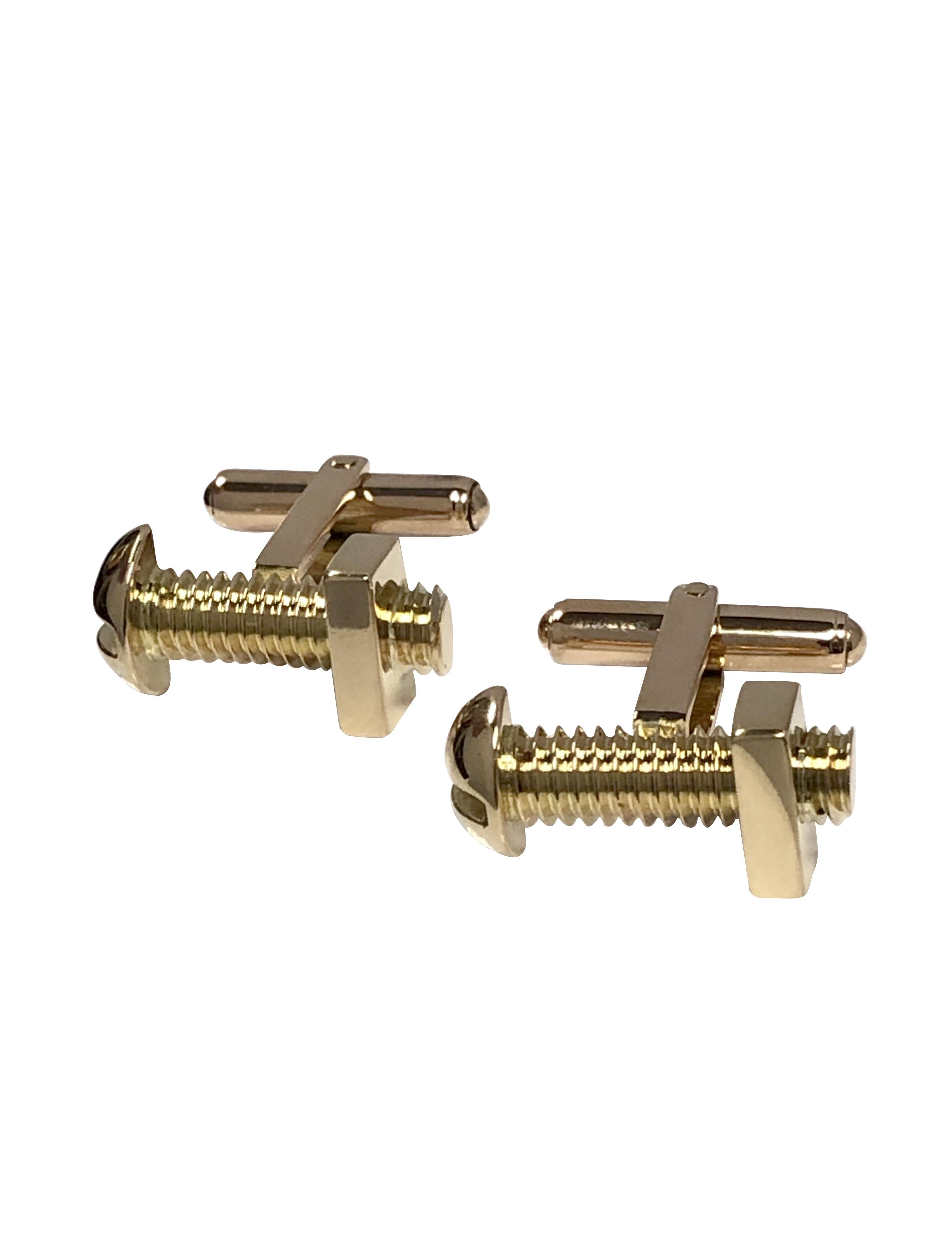 Circa 1980 14k Yellow Gold Nut and Bolt Design Cufflinks, mesurant 7/8 inch in length and 3/8 inch wide, extremely well made with perfect detail, nice solid construction and weighing 15.6 Grams. Les dos sont munis d'un bouton à bascule pour