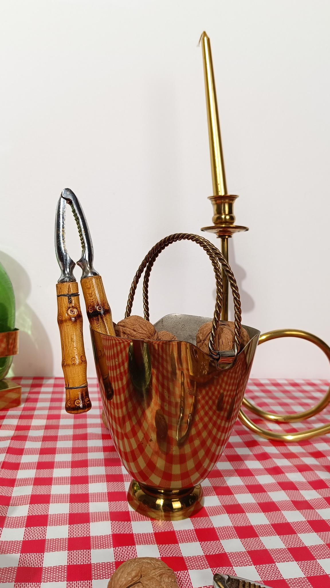 Nous avons le plaisir de vous proposer une paire de casse-noix vintage très décoratifs.

Bien que leur design ait une touche tropicale distincte, ces pièces ont certainement été fabriquées en Europe. Nous les avons découverts à Rome, la ville où se