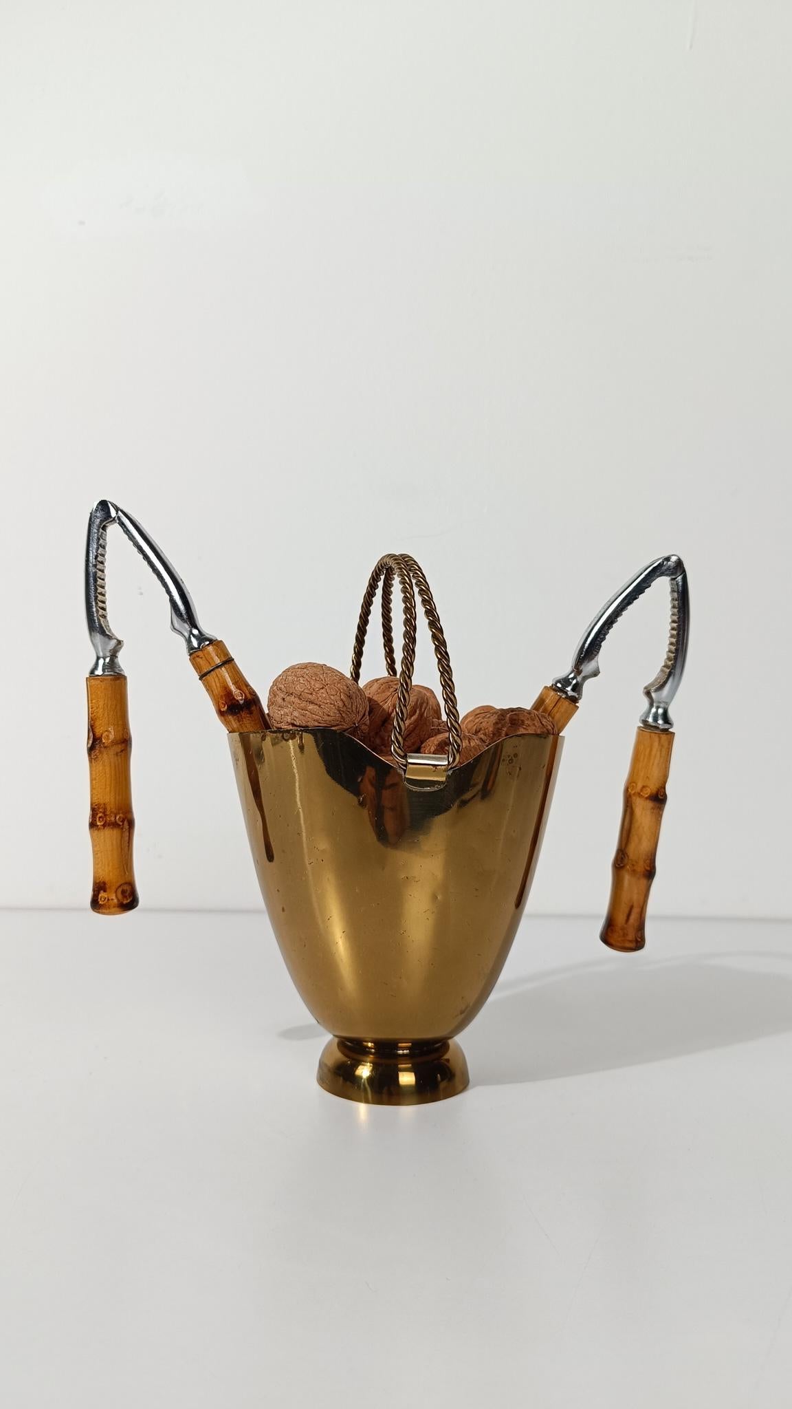 Métal Casse-noisettes vintage avec poignées en bambou, deux pièces disponibles, Italie, années 60 en vente