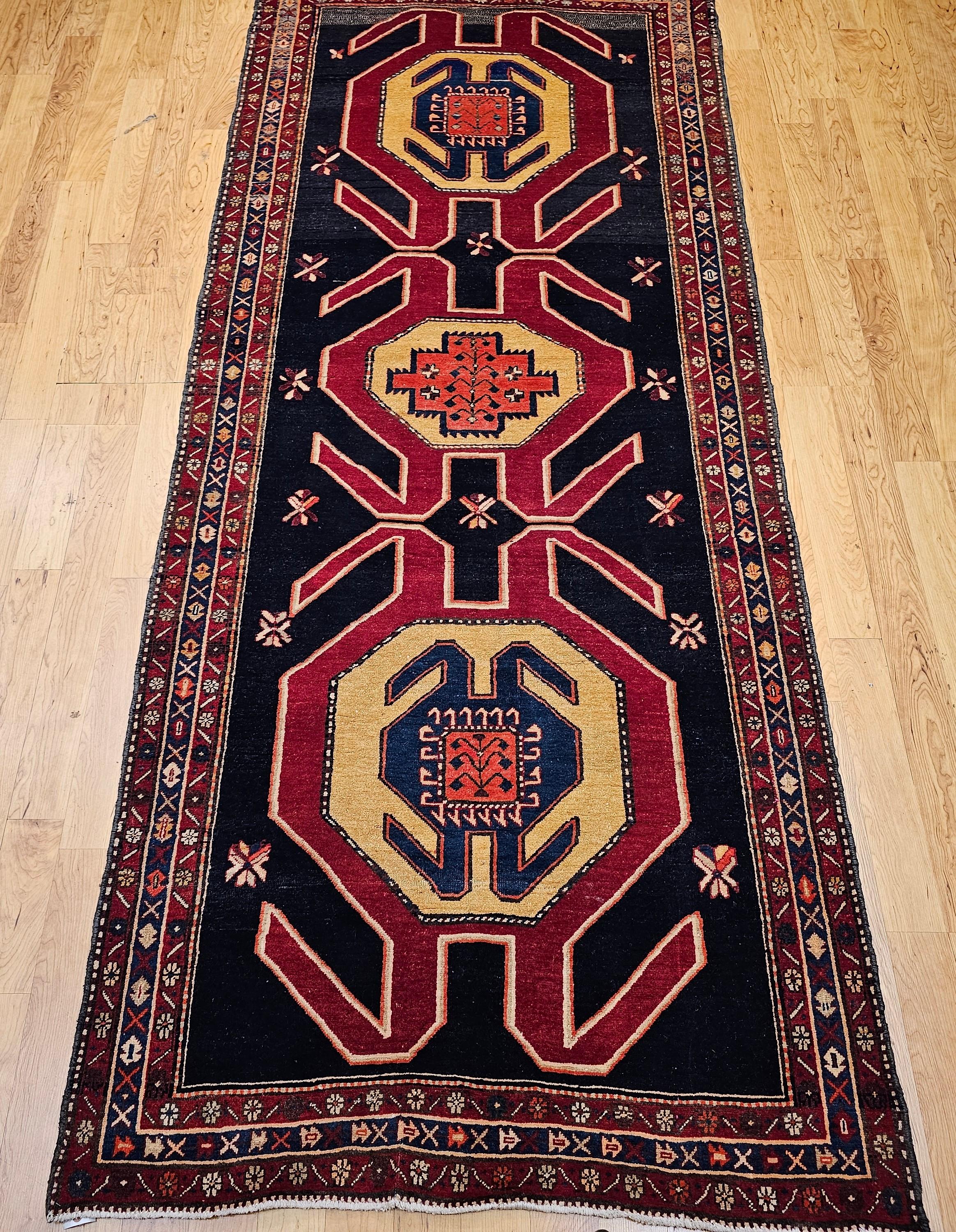 Vintage NW persischen breiten Läufer aus dem 3. Quartal des 1900er Jahre.  Der schöne und farbenfrohe Läufer hat ein kühnes Designmuster und leuchtende Farben.  Das Design ähnelt den Lenkoran-Teppichen aus dem Kaukasus.  Das ausgeprägte und kühne