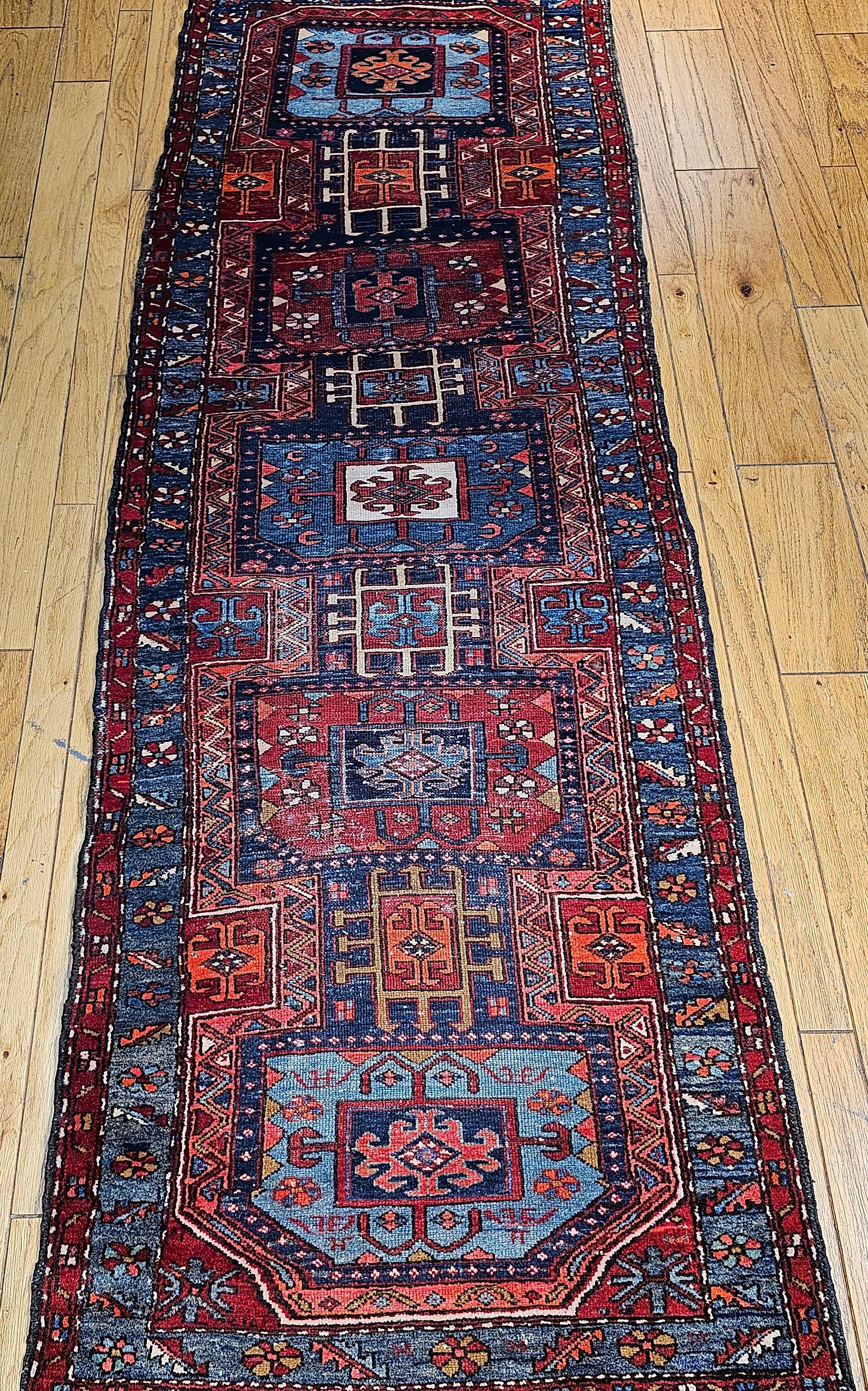 Dieser auffällige Vintage-Läufer aus dem Nordwesten Persiens weist ein kühnes geometrisches Medaillonmuster auf, das von den berühmten Webtraditionen Heriz, Serapi und Karajeh der Region inspiriert ist. Der in einer Dorfwerkstatt handgewebte Läufer