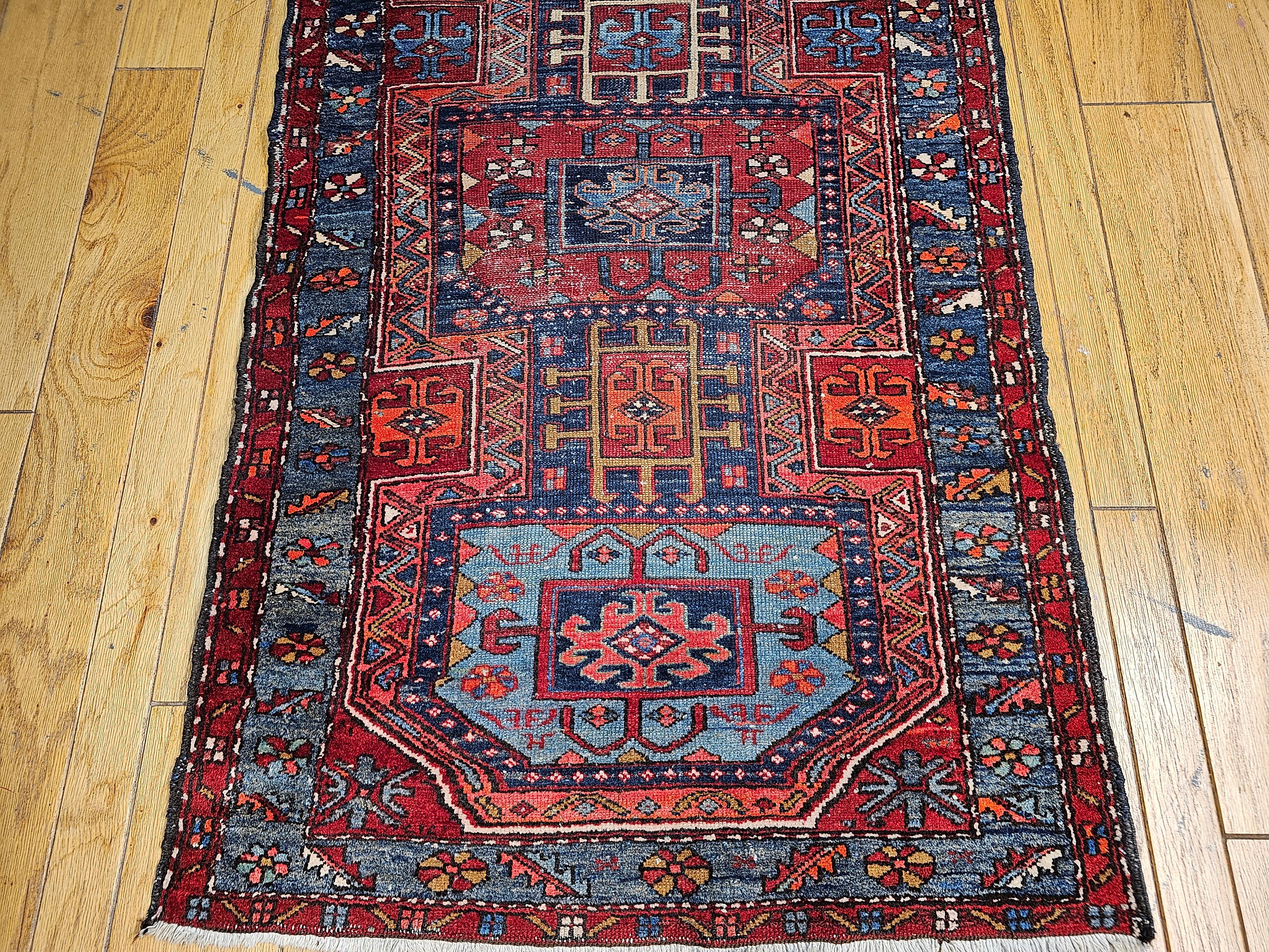 Persischer Vintage NW Breiter Vintage-Läufer in geometrischem Medaillon-Muster, Vintage (Pflanzlich gefärbt) im Angebot