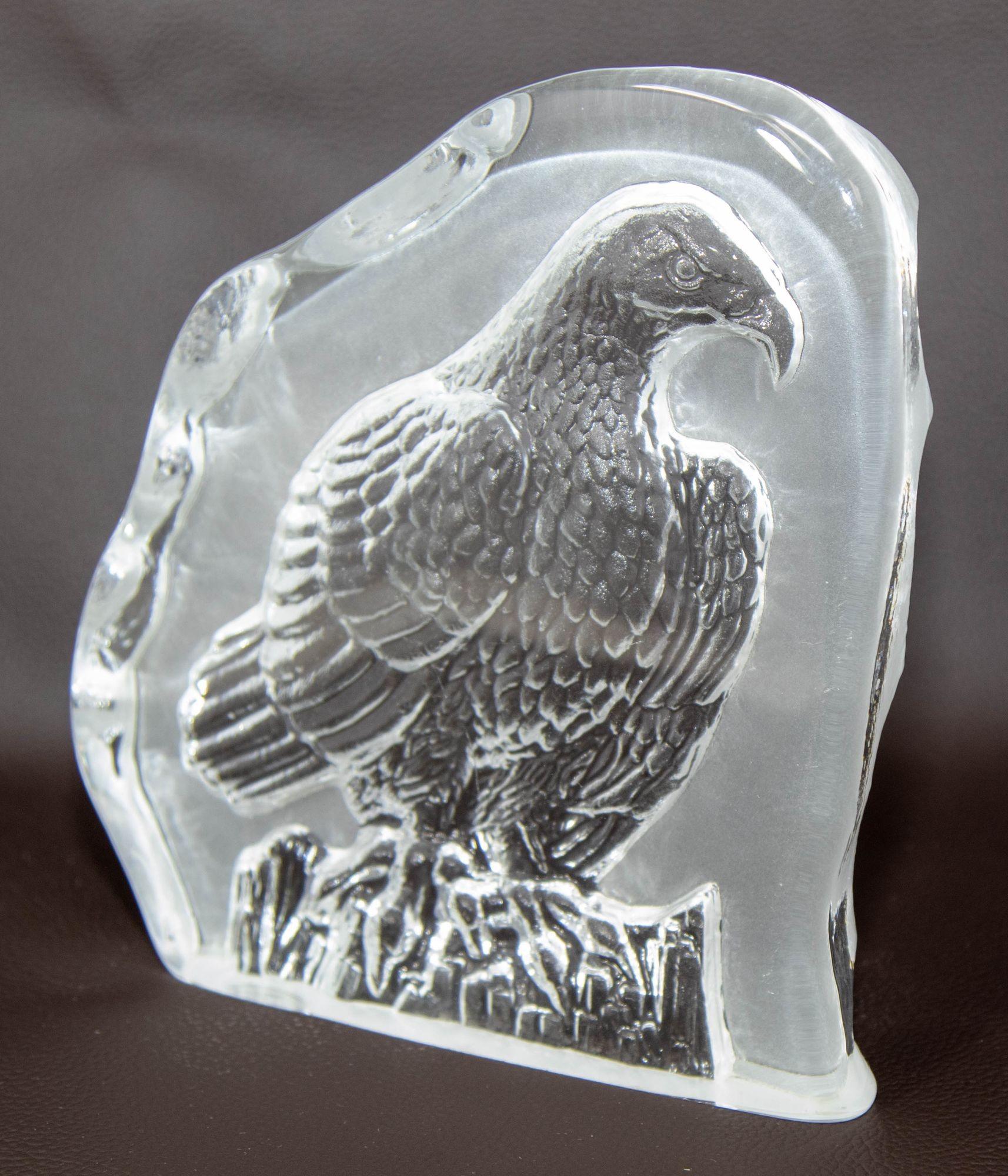 Vintage Nybro Poland Etched Bald Eagle Large Glass Heavy Paperweight.
Fabriqué en Pologne par Nybro, ce grand presse-papier vintage en verre représente un aigle chauve américain en sculpture d'oiseau.
Grande plaque de verre en bas-relief avec aigle,
