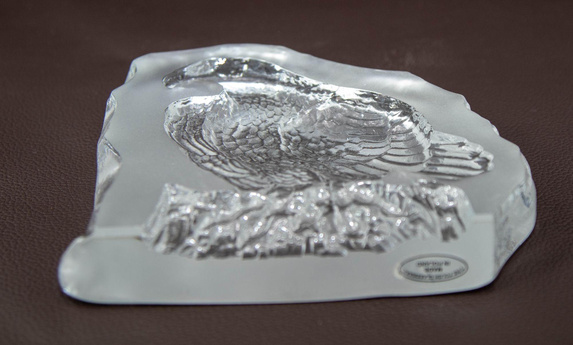 Fait main Nybro Pologne grand presse-papier d'art en cristal d'aigle gravé en vente
