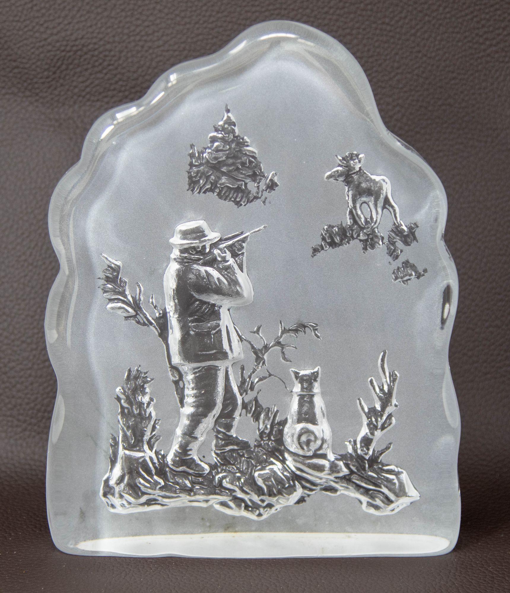 Scandinave moderne Grand presse-papiers d'art en cristal Nybro Suède Hunter and Moose en vente