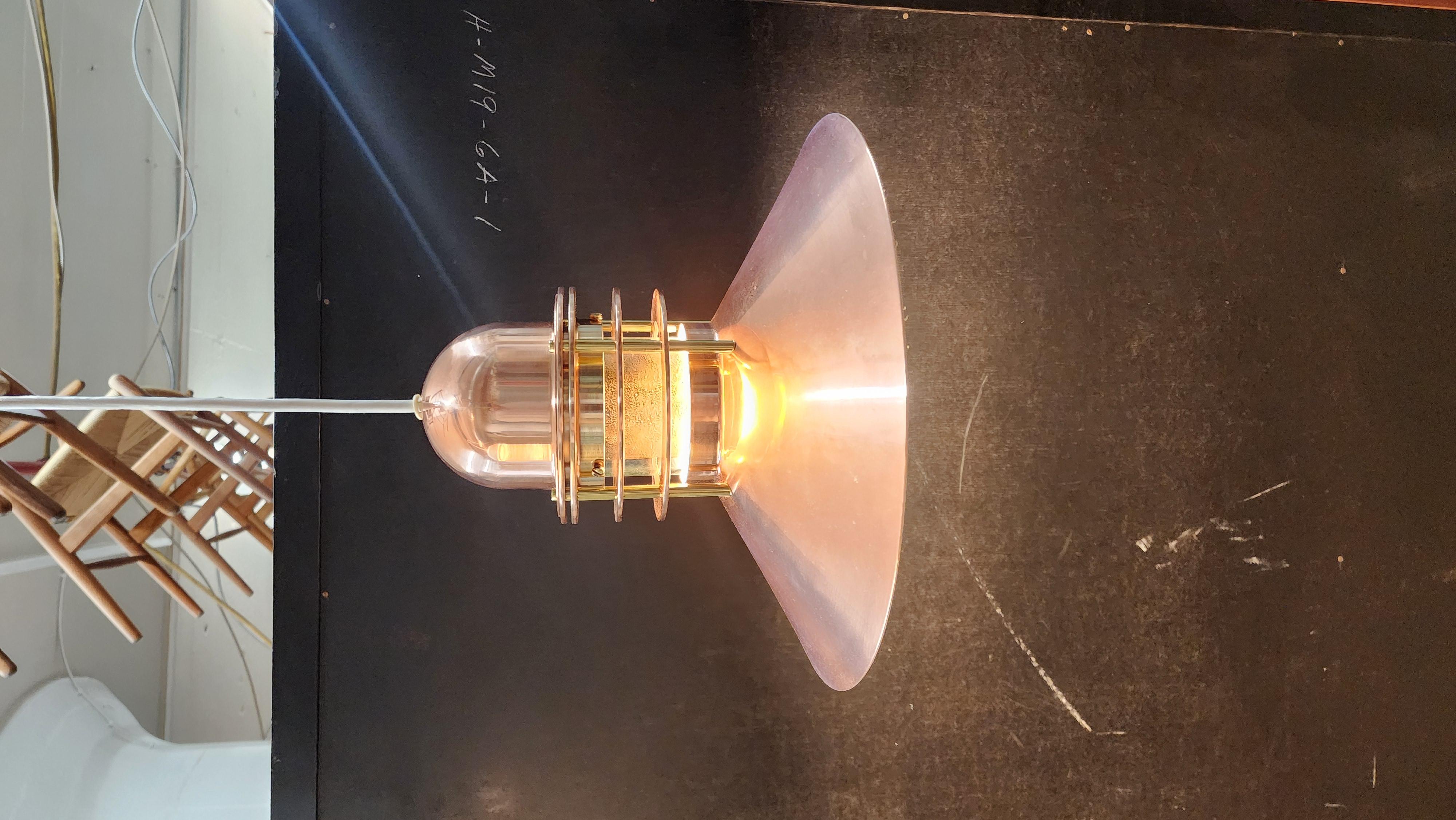 Magnifique suspension en cuivre par Alfred Homann et Ole V. I. pour Louis Poulsen. Kjær pour Louis Poulsen. design parlé avec cache ampoule en verre.