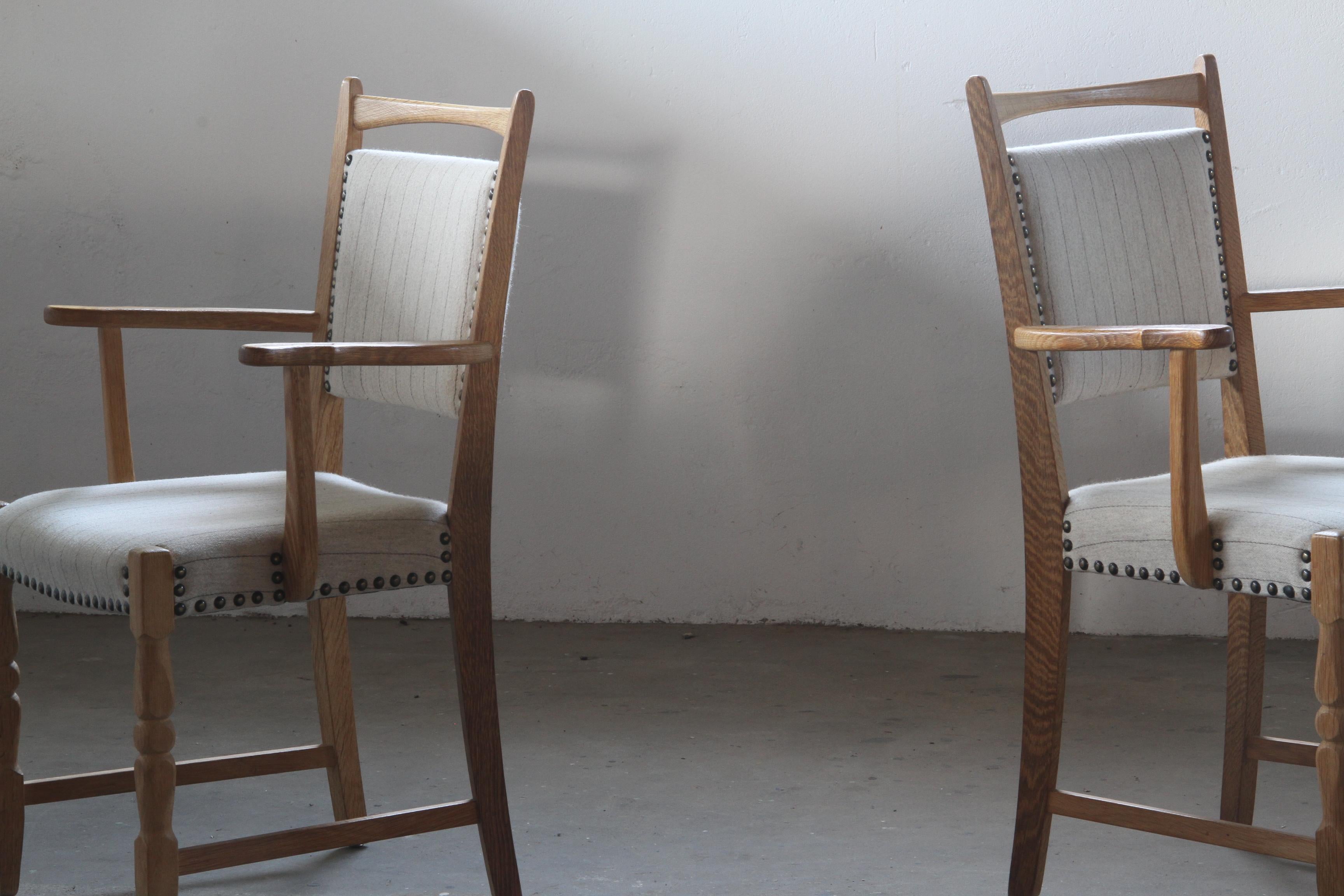 Dieser dänische Vintage-Sessel im Stil von Henning Kjærnulf aus den 1960er Jahren verkörpert die Eleganz und Beständigkeit des Designs der Jahrhundertmitte. Er ist aus massiver Eiche gefertigt und mit einer Sitzfläche aus Wolle ausgestattet. Er ist