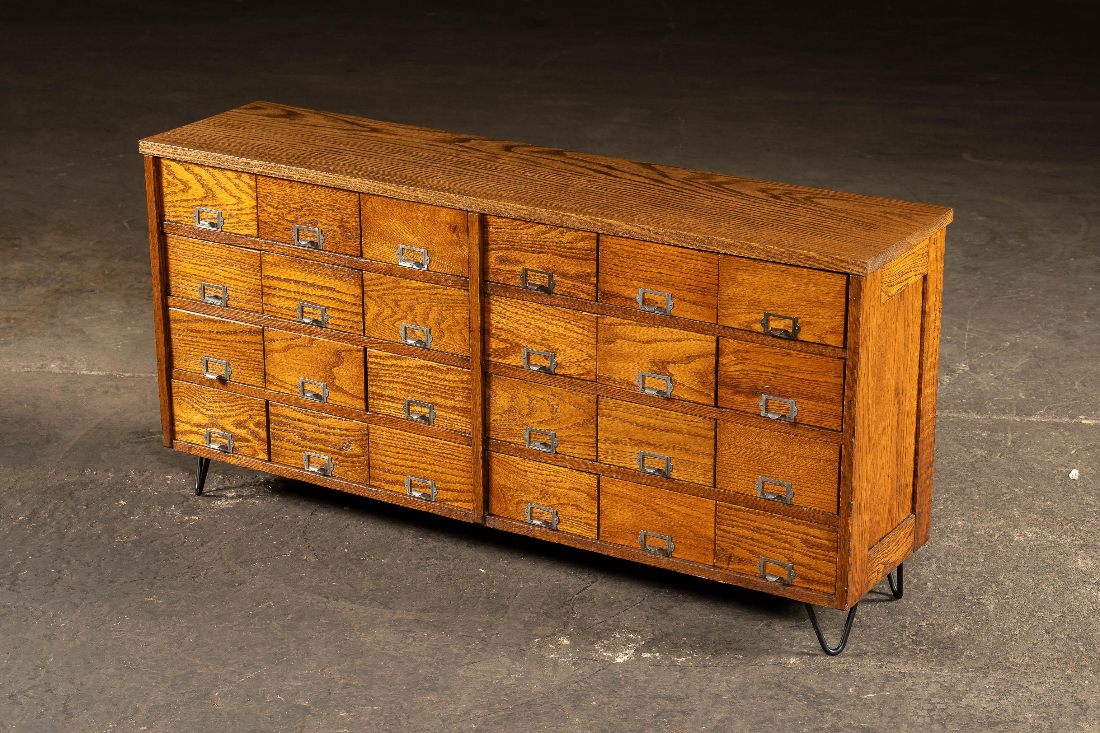 20ième siècle Apothicaire 24 tiroirs en Oak Vintage en vente