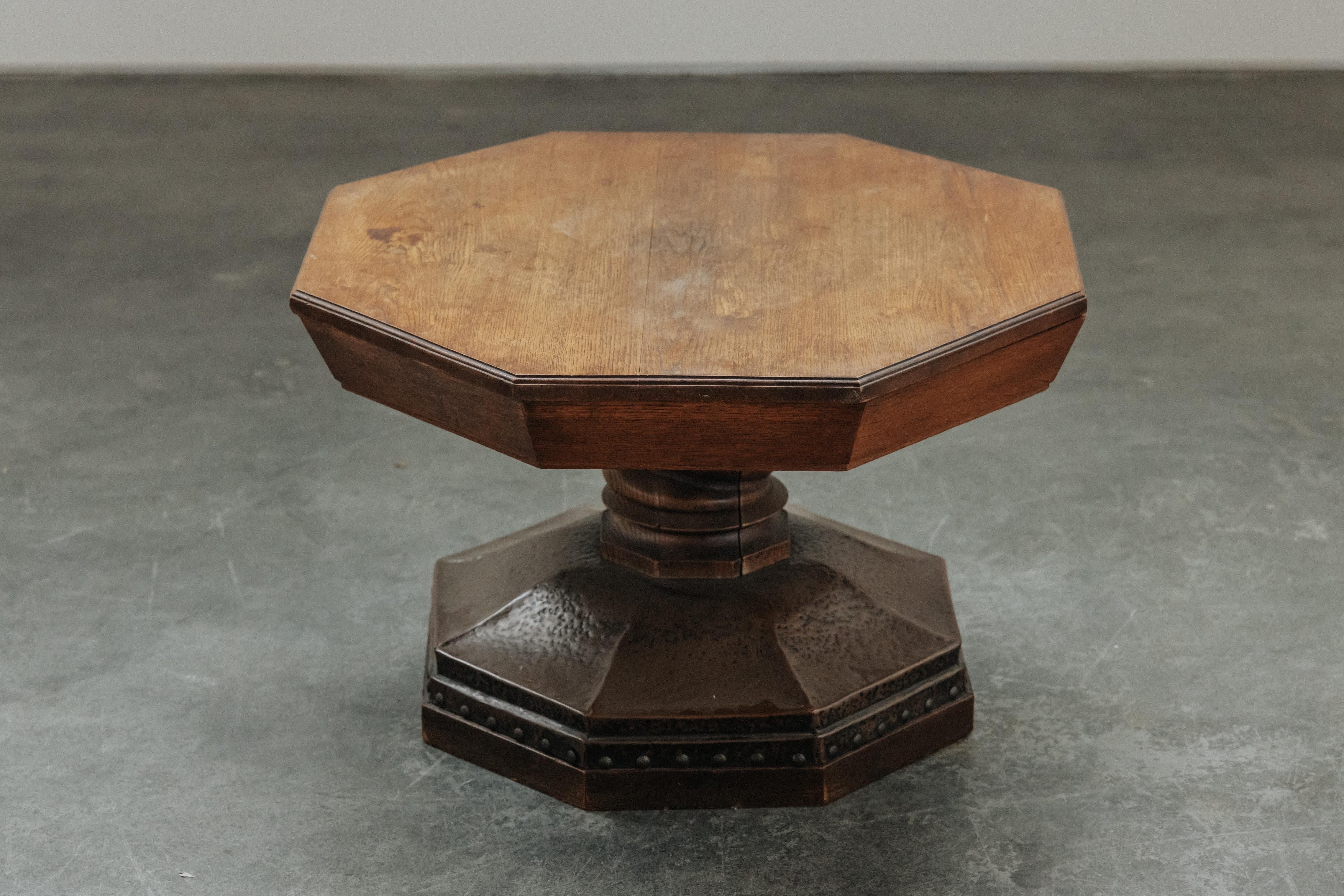 Table basse vintage en chêne et cuivre de France, Circa 1960.  Construction en chêne massif avec une base en cuivre.  Modèle inhabituel avec une usure et une utilisation très légères.