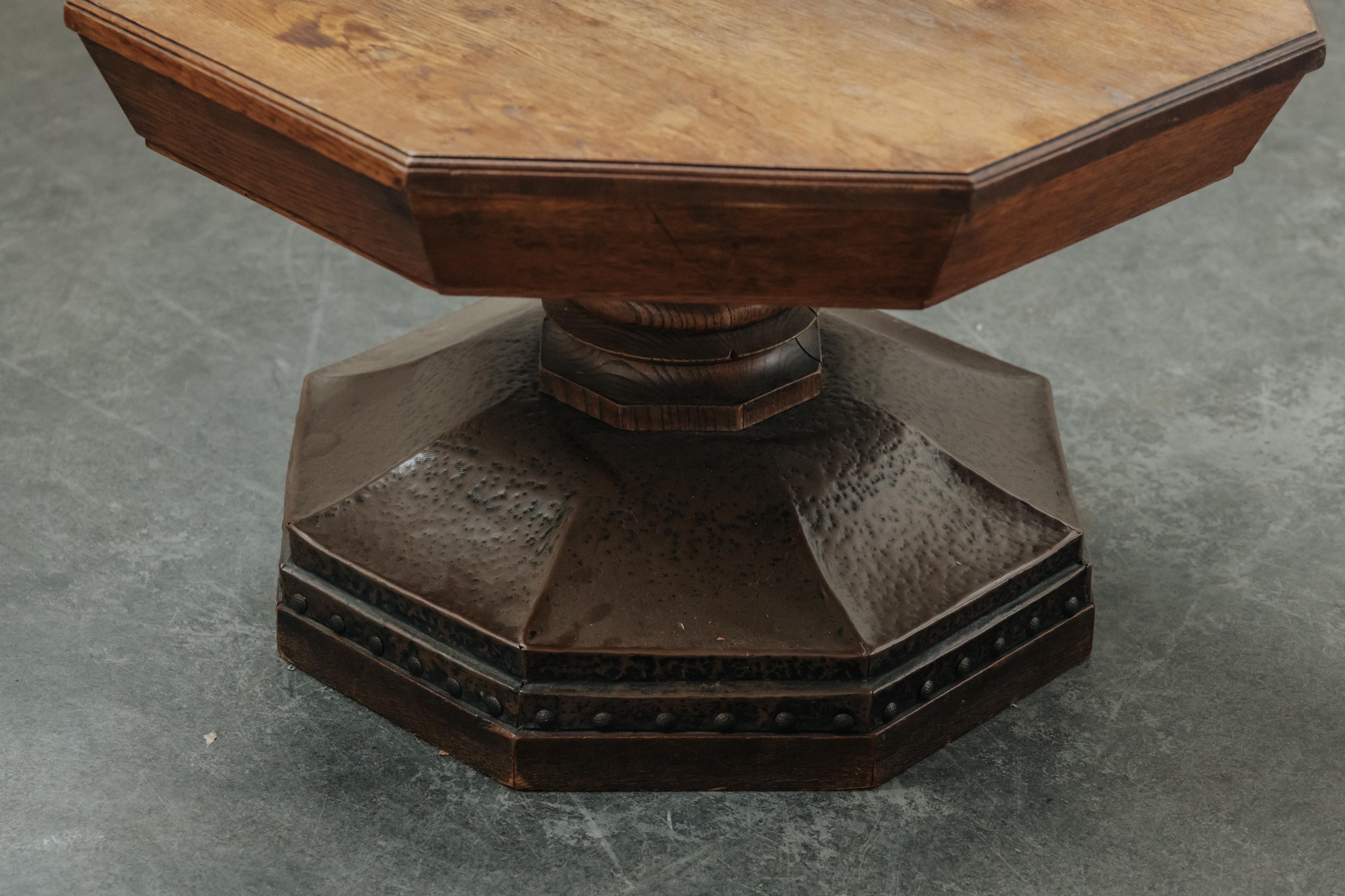 Européen Table basse vintage en chêne et cuivre de France, Circa 1960 en vente