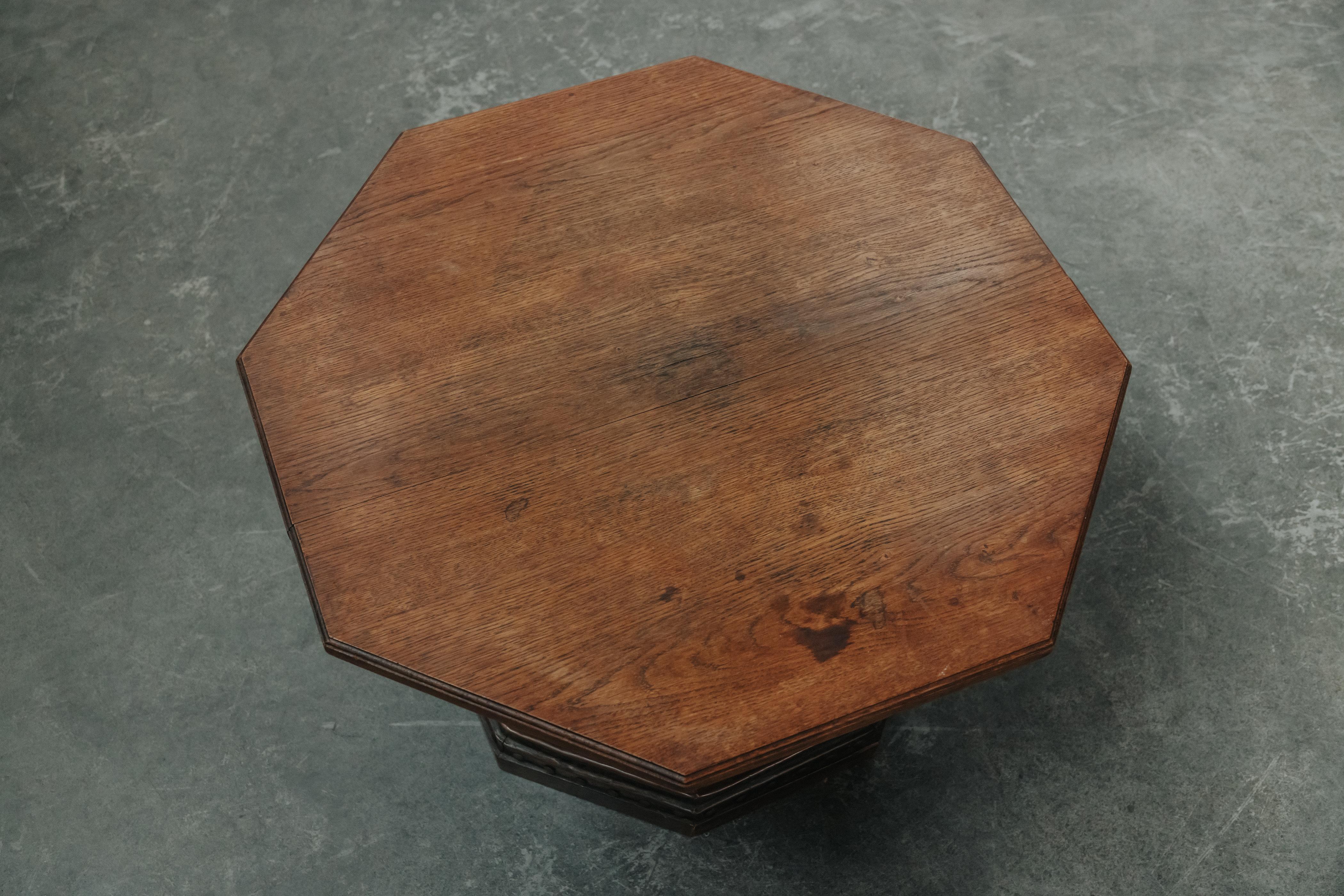 Table basse vintage en chêne et cuivre de France, Circa 1960 Bon état - En vente à Nashville, TN