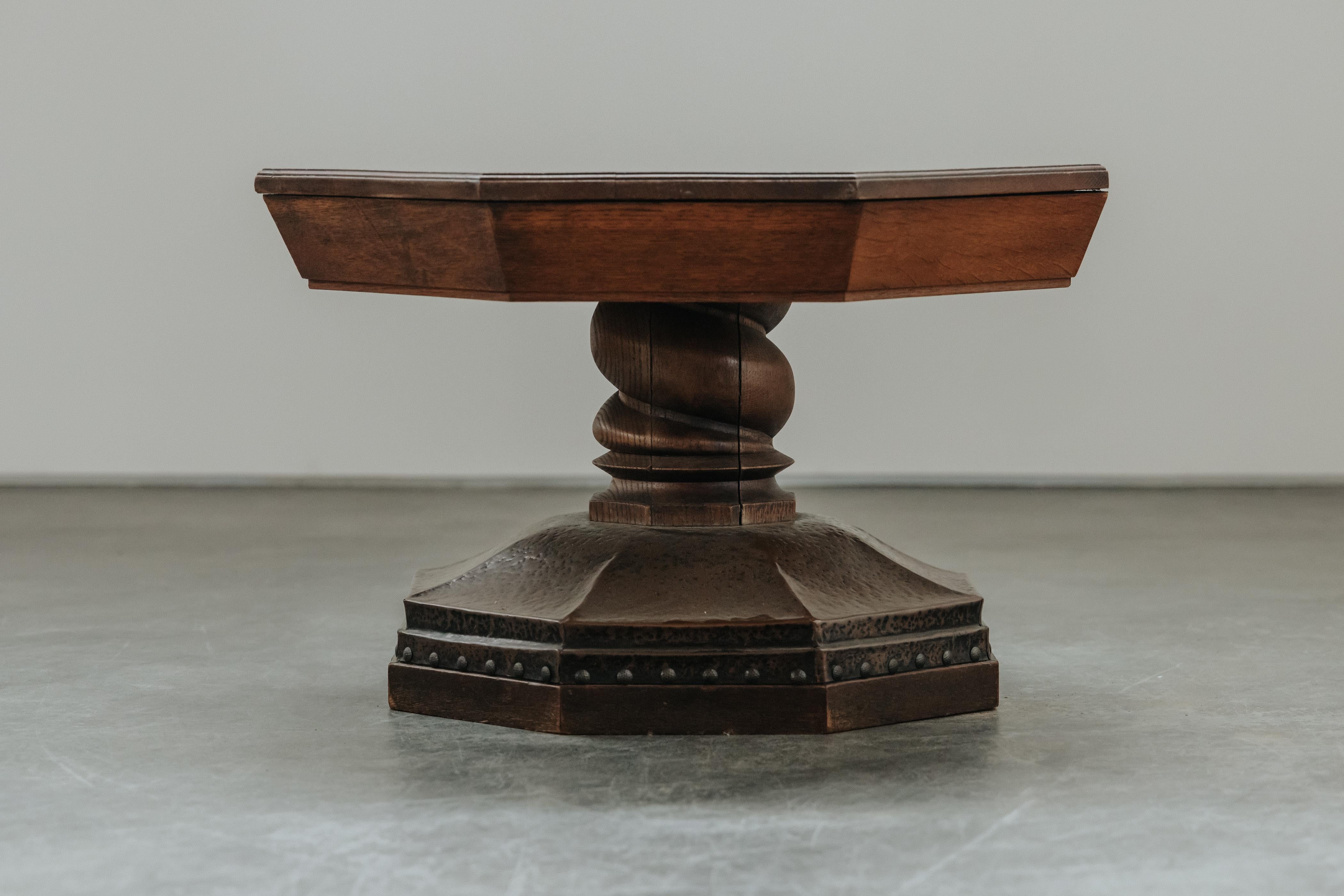 Chêne Table basse vintage en chêne et cuivre de France, Circa 1960 en vente