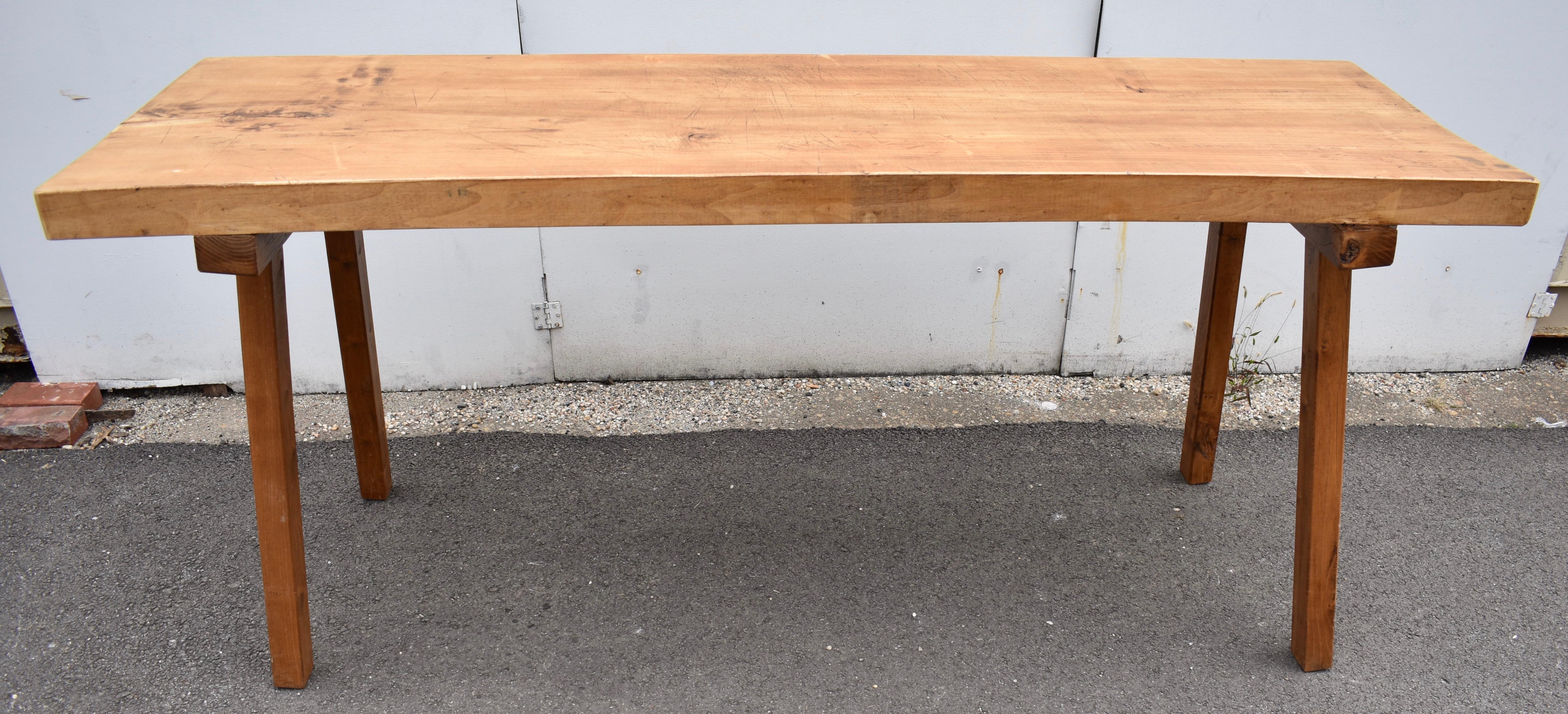 Die Platte dieses herausragenden Pig Bench Table ist eine einzige massive Platte aus Ulme drei Zoll dick und über sechseinhalb Fuß lang.  Die quadratischen Beine sind aus Eichenholz und werden in Eichenholzstollen gesteckt, die aus