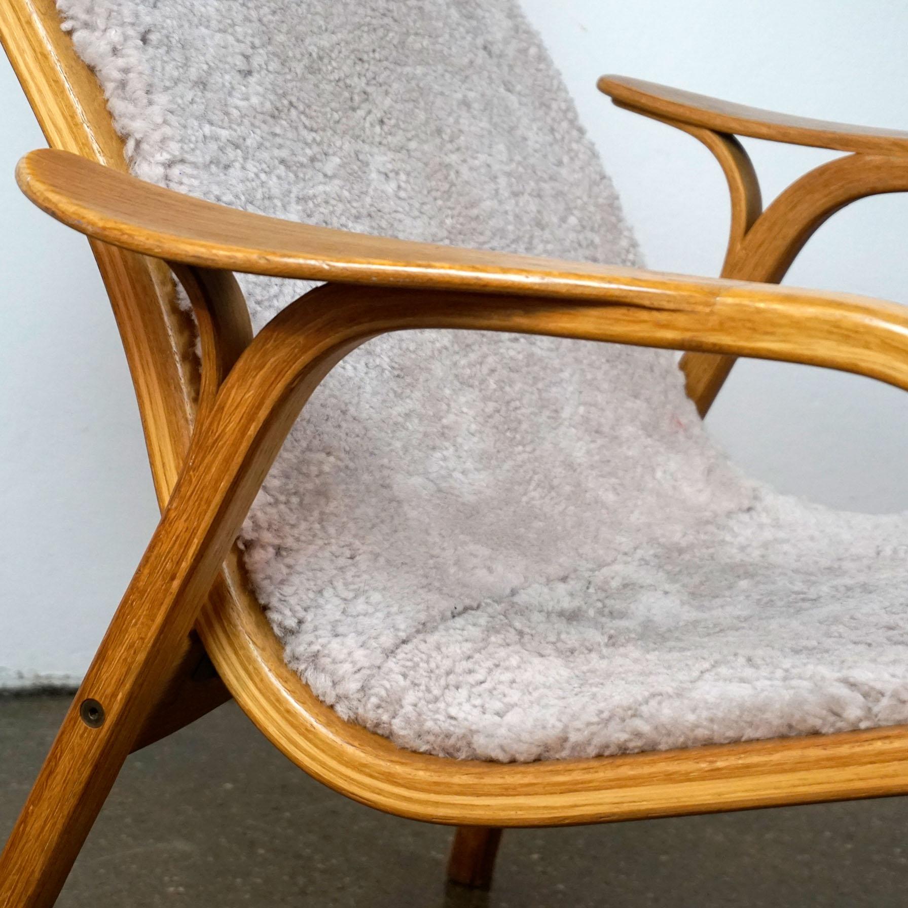 Vintage Oak and Grey Sheepskin Lamino Chair by Yngve Ekstrom for Swedese In Good Condition In Vienna, AT