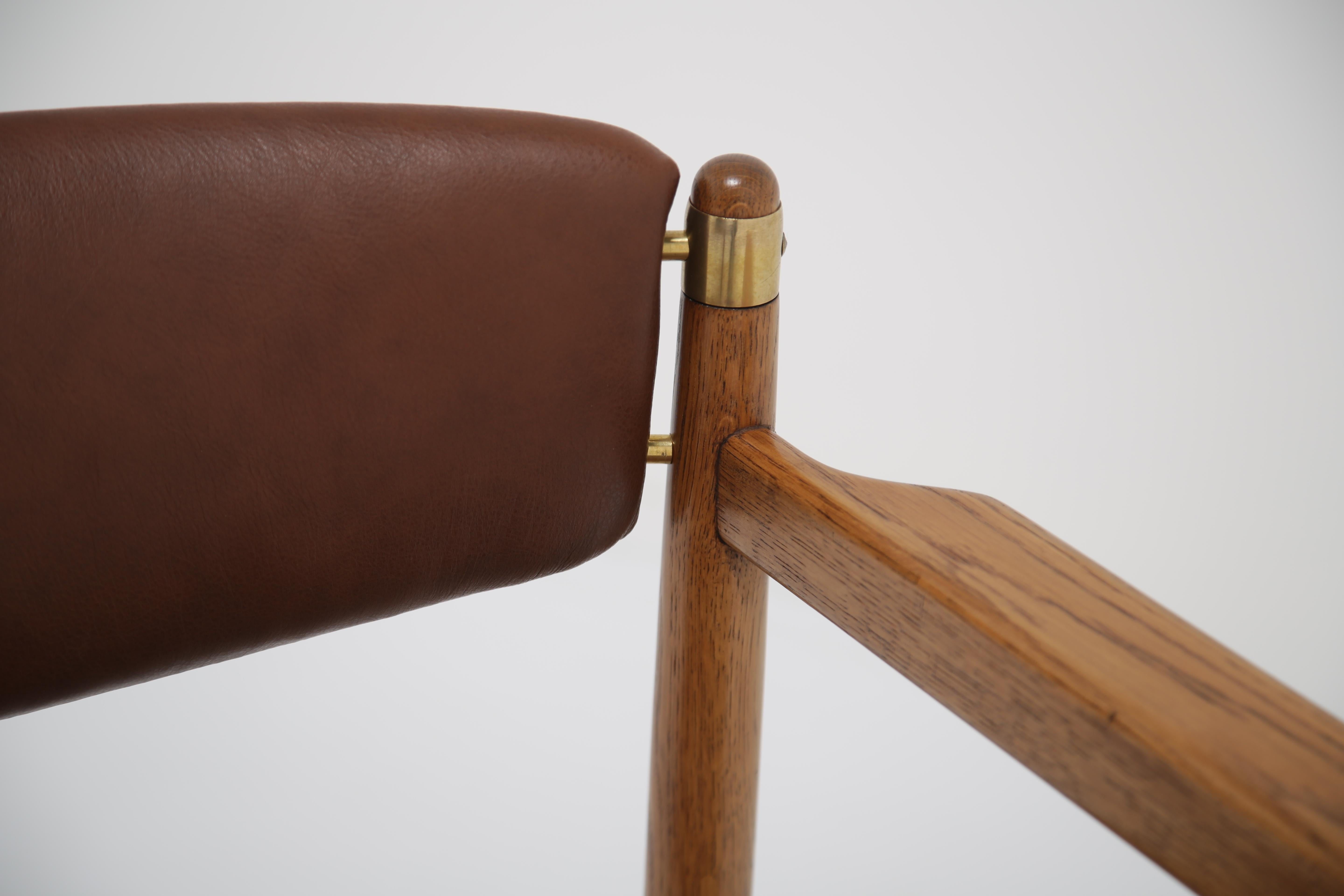 Disegnata dal famoso designer danese Børge Mogensen e prodotta da Karl Andersson & Sons in Svezia negli anni '60, questa poltrona in quercia è un raffinato esempio di design moderno scandinavo. La struttura in rovere massiccio è stata completamente